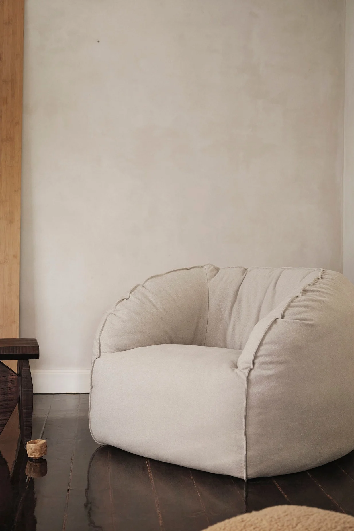 Le fauteuil Nesten est un fauteuil large et épais de ferm LIVING qui s'inscrit parfaitement dans les tendances de la décoration d'intérieur scandinave de cette année 2025. 