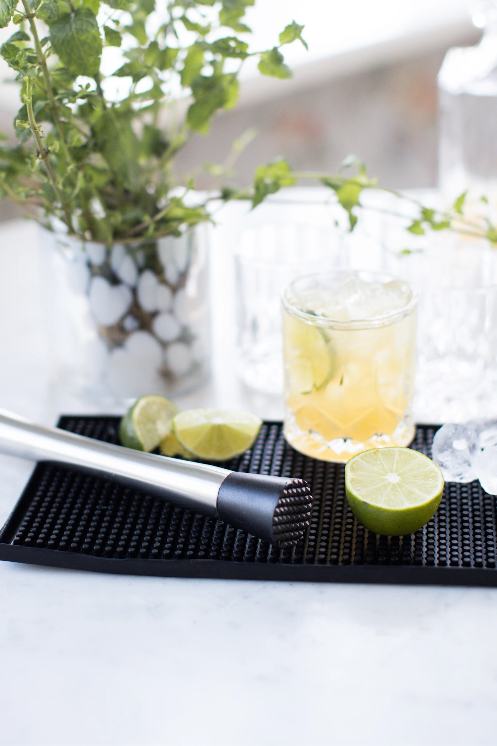 Mocktails : une caipirinha sans alcool à base de citron vert et de sucre brun est posée sur un sous-verre.
