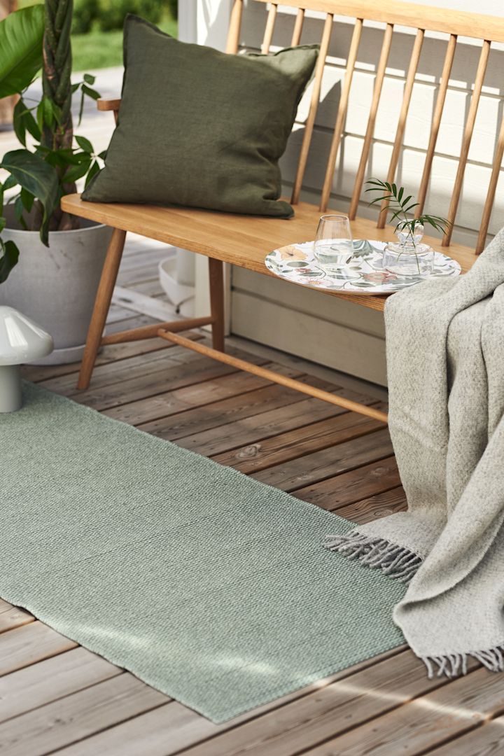 Tapis d'extérieur : le tapis synthétique vert Mellow est idéal pour votre balcon ou votre terrasse, car il est disponible en différentes tailles.