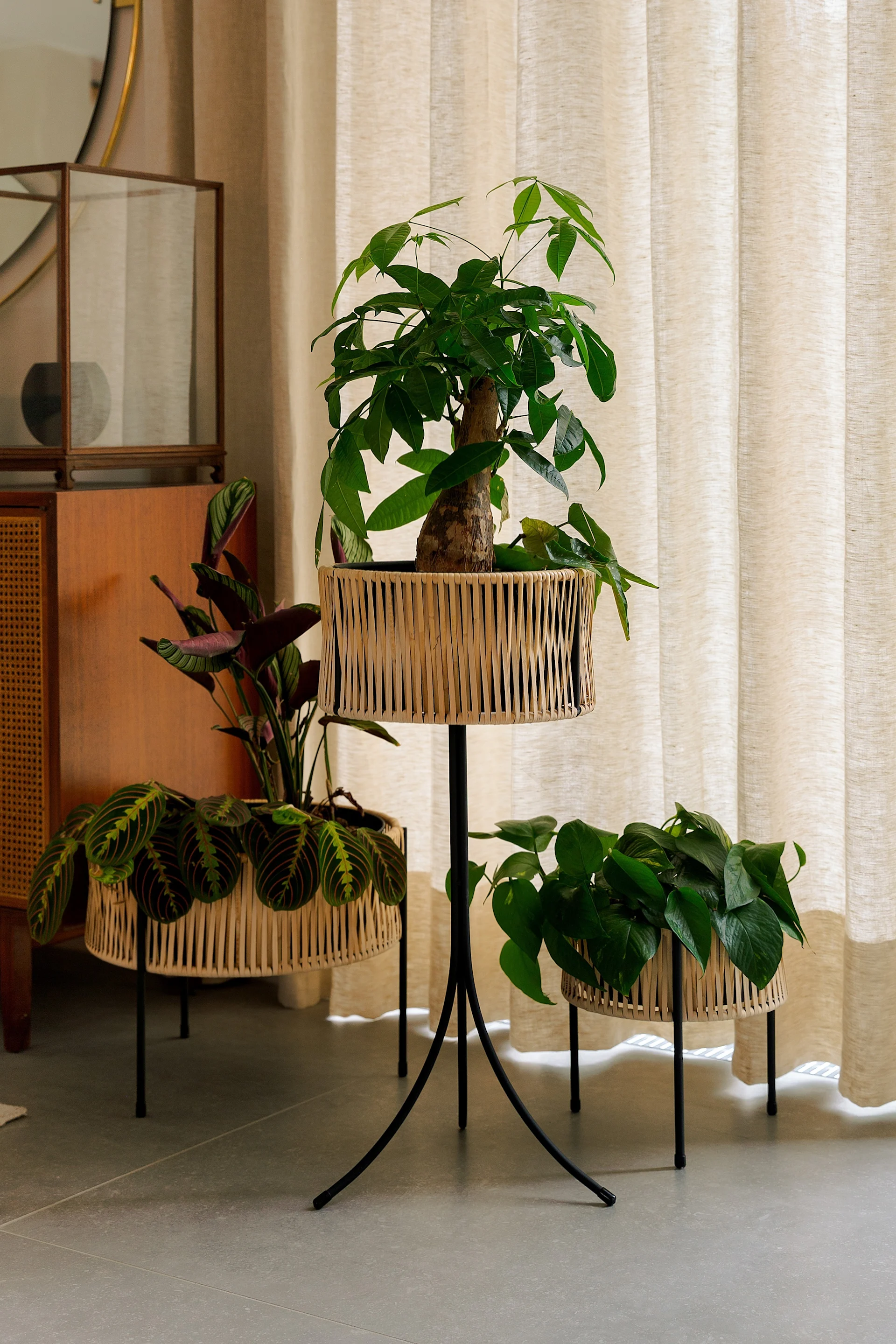 Les pots de fleurs Umanoff de style bohème d'Audo Copenhagen sont disposés dans un salon.