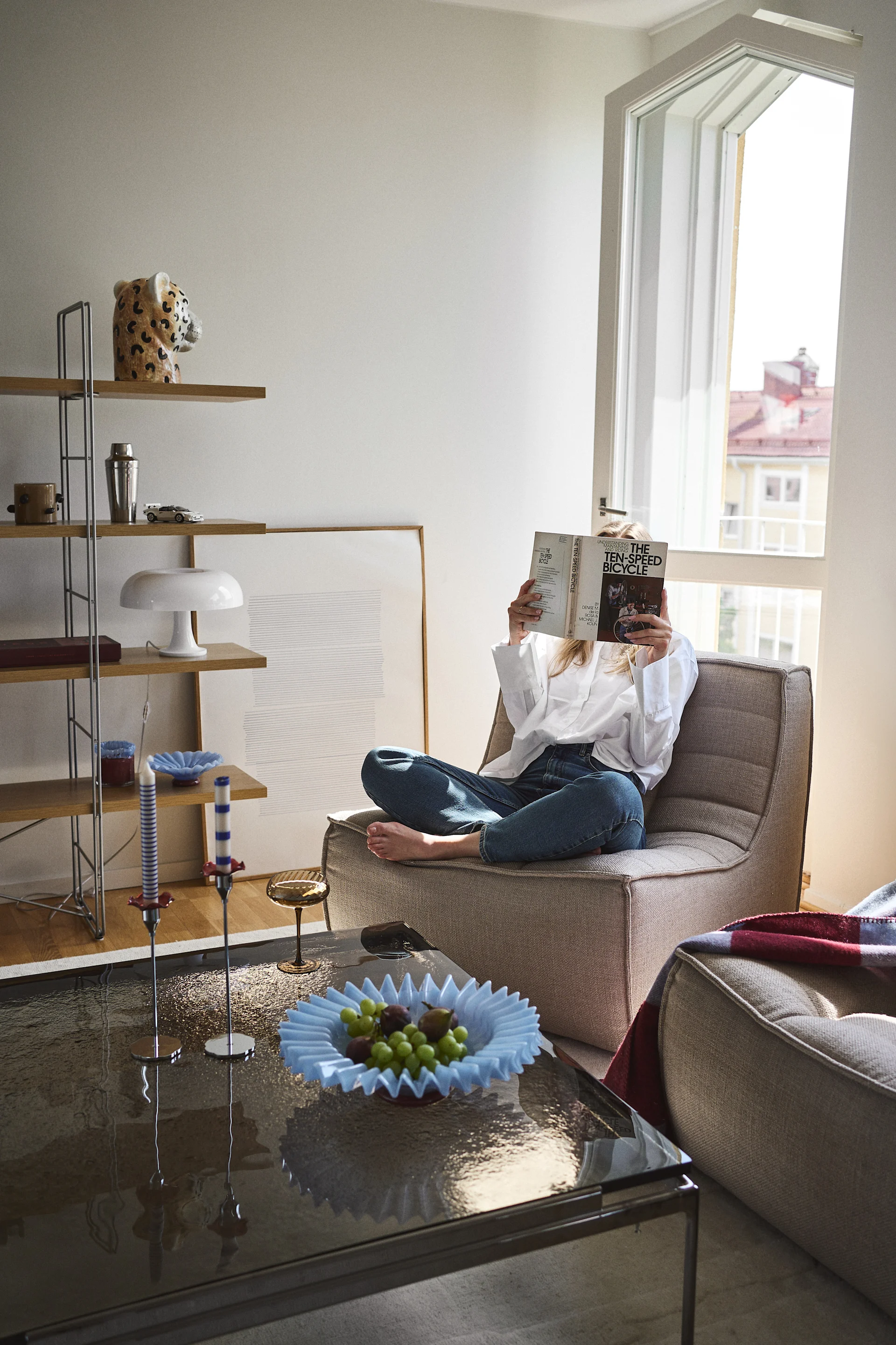 En décorant le salon avec des pièces de Byon, on crée une maison personnelle et éclectique, remplie de joie, de formes et de couleurs. Ici, le bol Lori en bleu clair, le vase Cheetah, le verre à champagne Opacity, le jeté Embrace et la lanterne Lara.