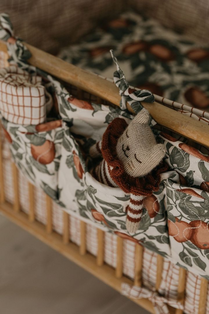 Les sacs de lit comme la poche de lit Pomme Satin Quilted de Garbo&Friends permettent de ranger les jouets, les peluches et autres objets utiles que les parents aiment avoir à portée de main près du lit de bébé.