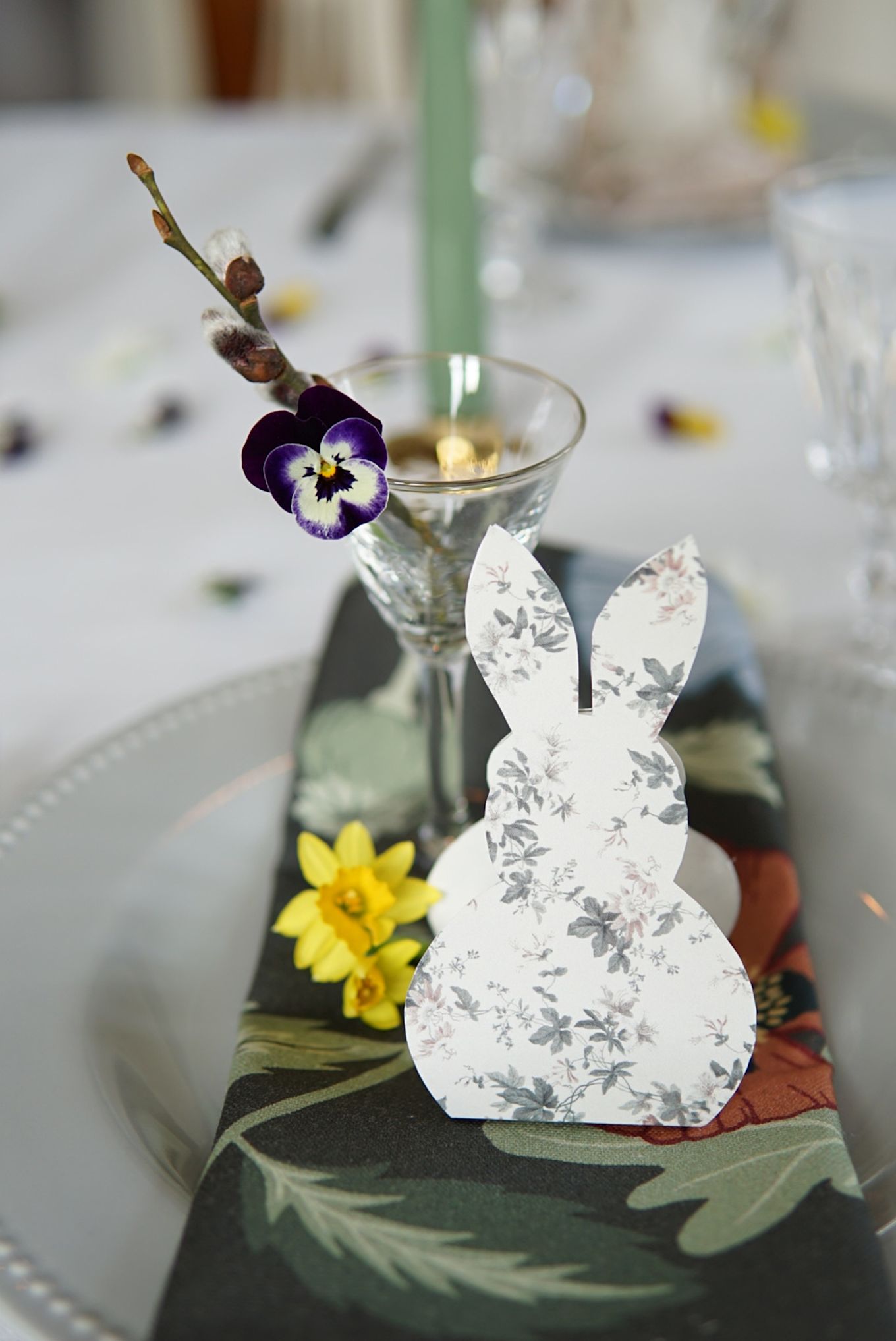 Un joli lapin de Pâques en papier comme décoration de table de Pâques par @faggemala1912 sur une assiette de la collection Dots de Scandi Living.