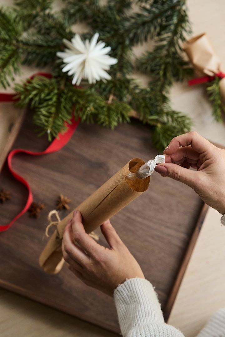 Étape 4 de la fabrication de votre propre cracker de Noël - ajoutez vos bonbons et vos petits cadeaux sur le cracker. 