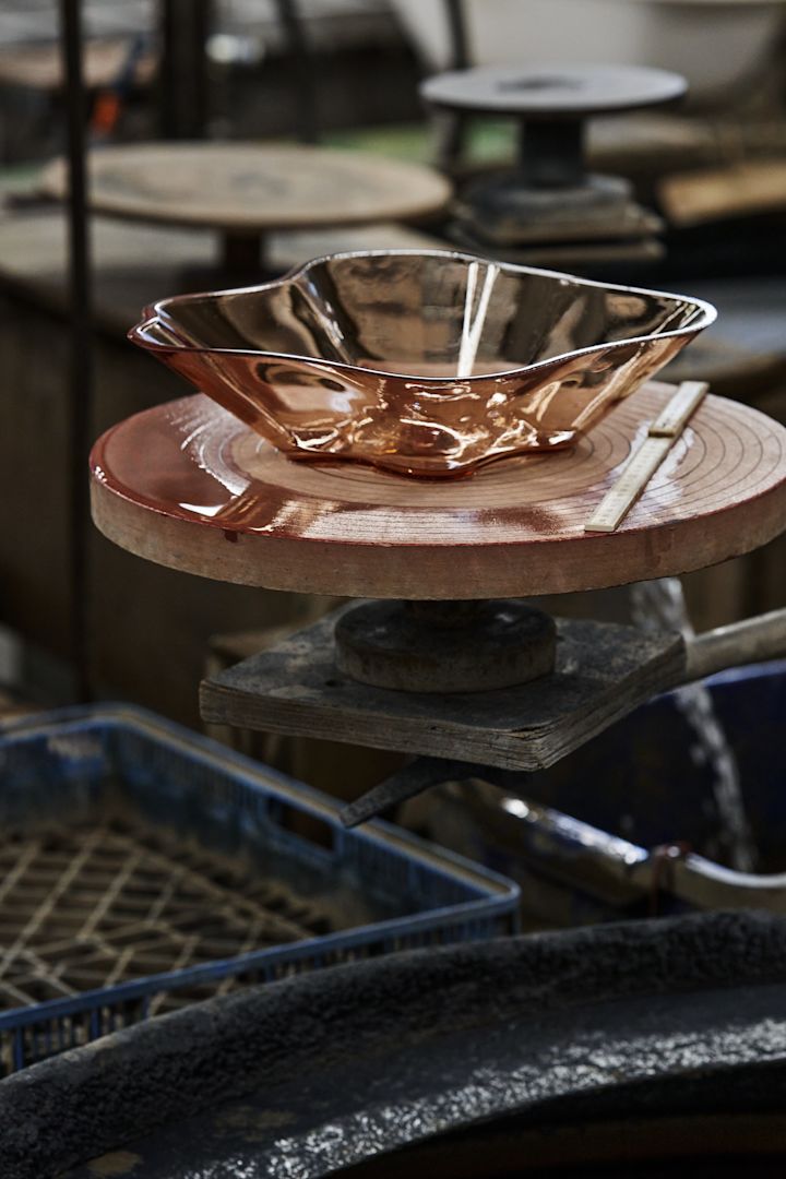 Un vase Alvar Aalto de Iittala dans la couleur lin.