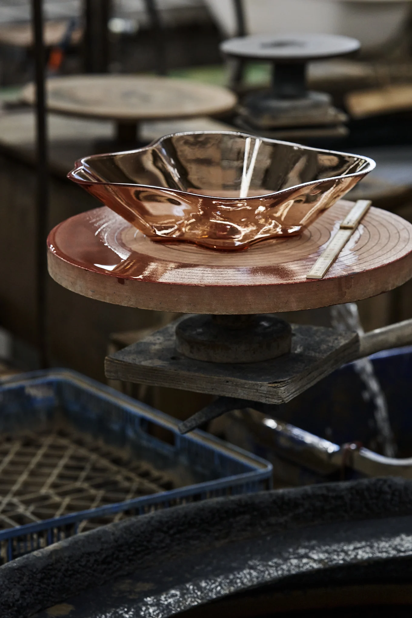 Un vase Alvar Aalto de Iittala dans la couleur lin.