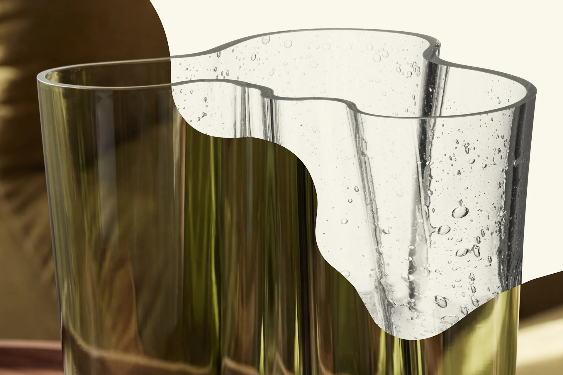 Deux vases en verre: un cylindre vert olive, un transparent et ondulé avec des bulles d'air.