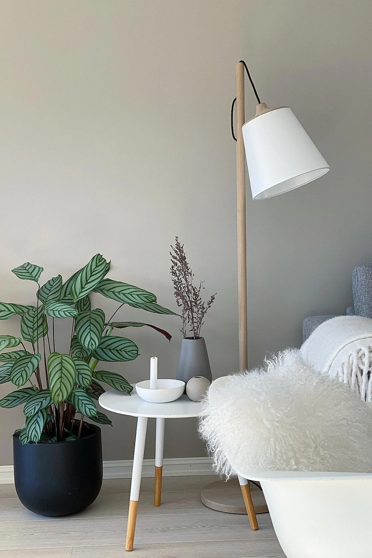 Boho et autres styles d'aménagement : vous voyez ici le salon aménagé dans le style scandinave avec le lampadaire Muuto Pull de l'utilisatrice Instagram sol_hellinga.