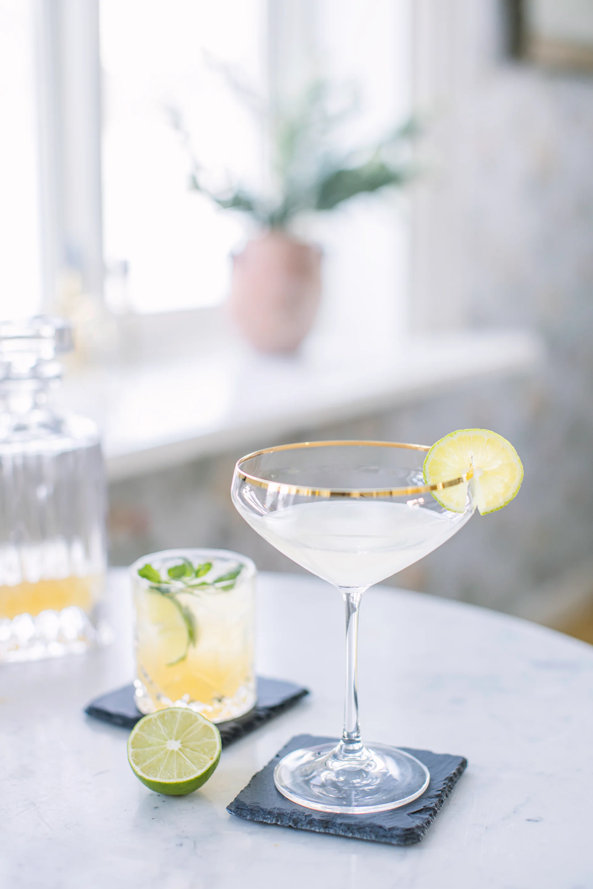 Servez votre daiquiri sans alcool dans un grand verre et sur le dessous de verre Skiffer de Dorre, par exemple.