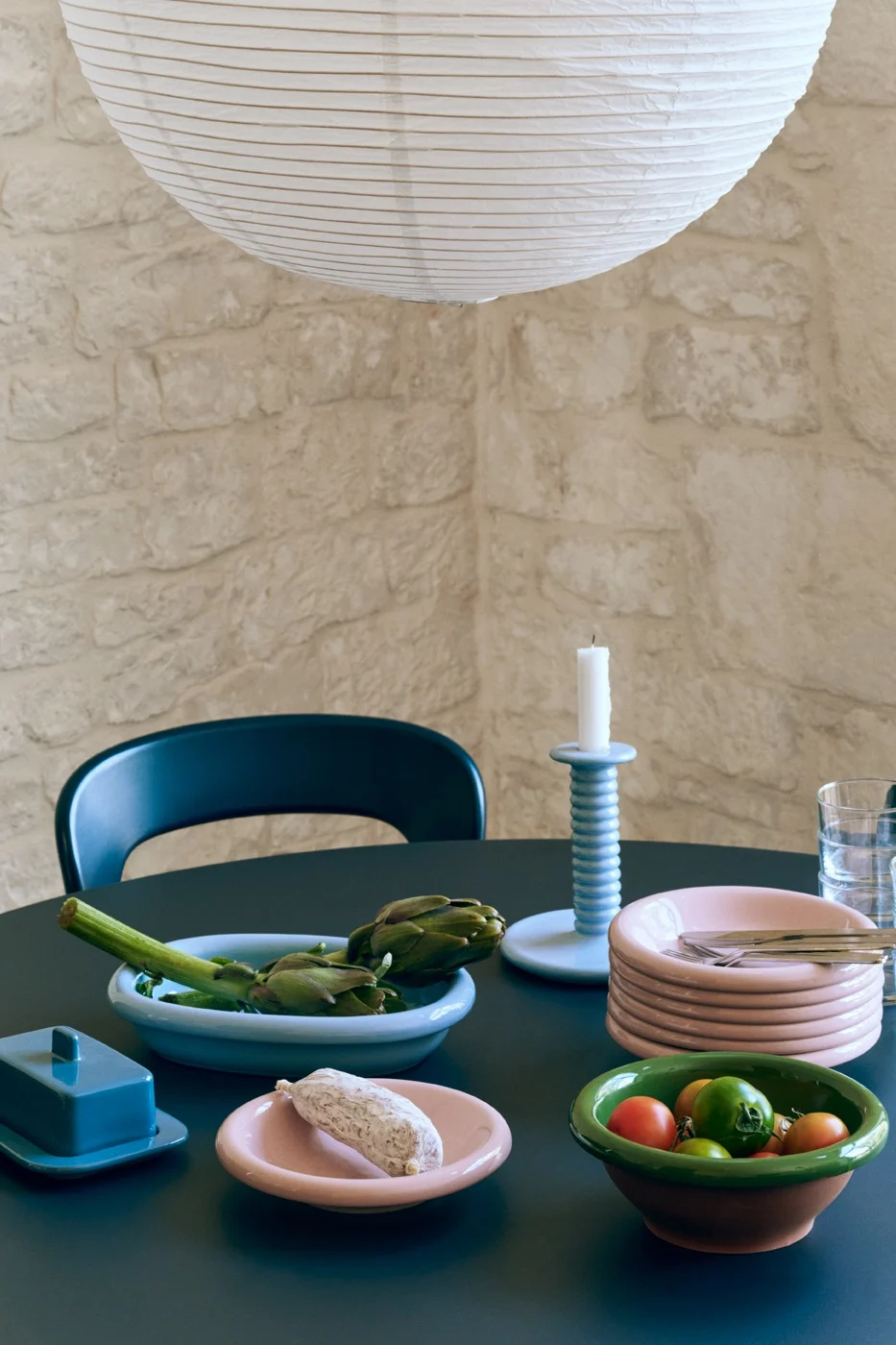 Une table dressée avec de la porcelaine colorée qui reflète les tendances déco de 2026.