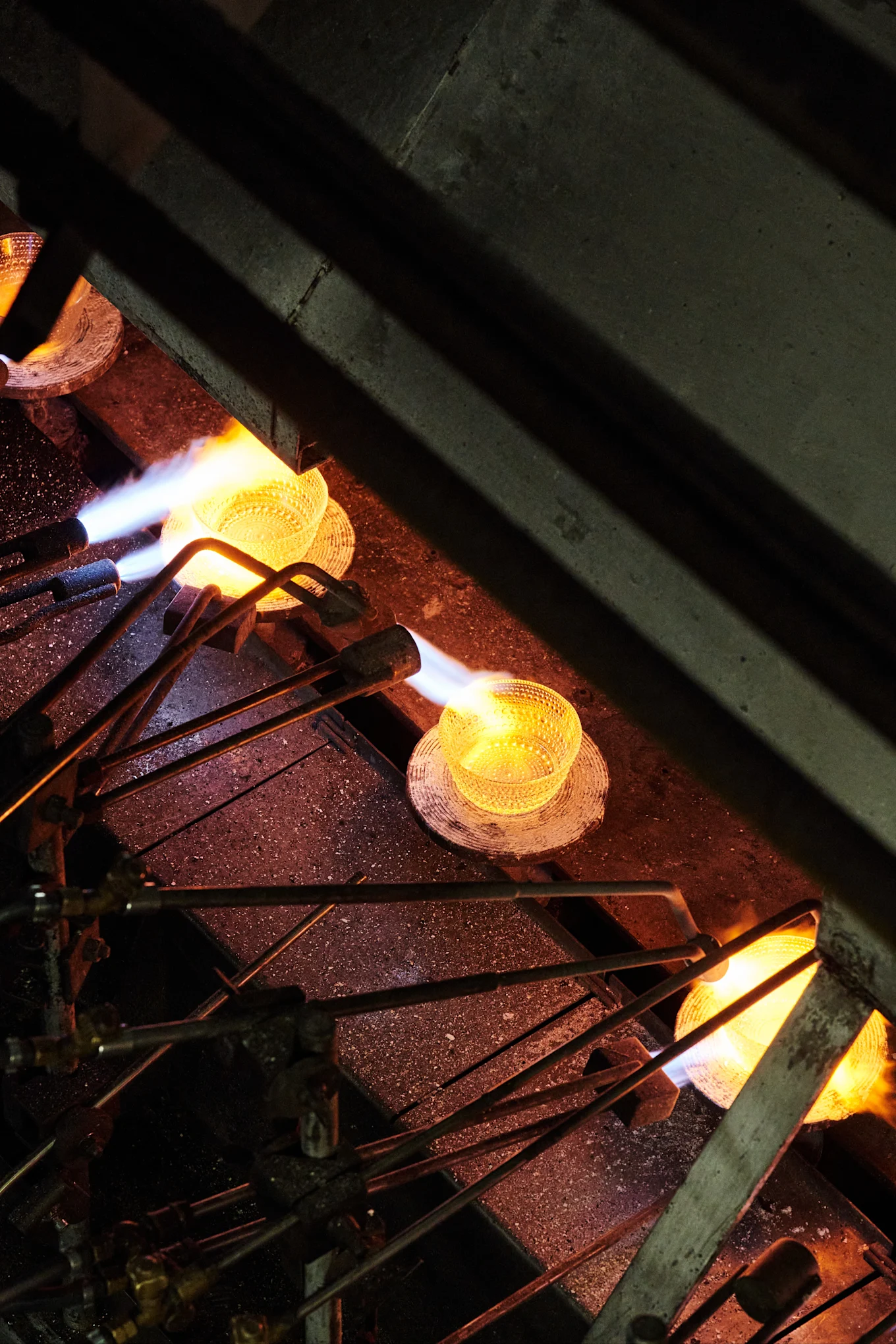 Le bol Kastehelmi est chauffé dans une ligne de production de la verrerie Iittala en Finlande.