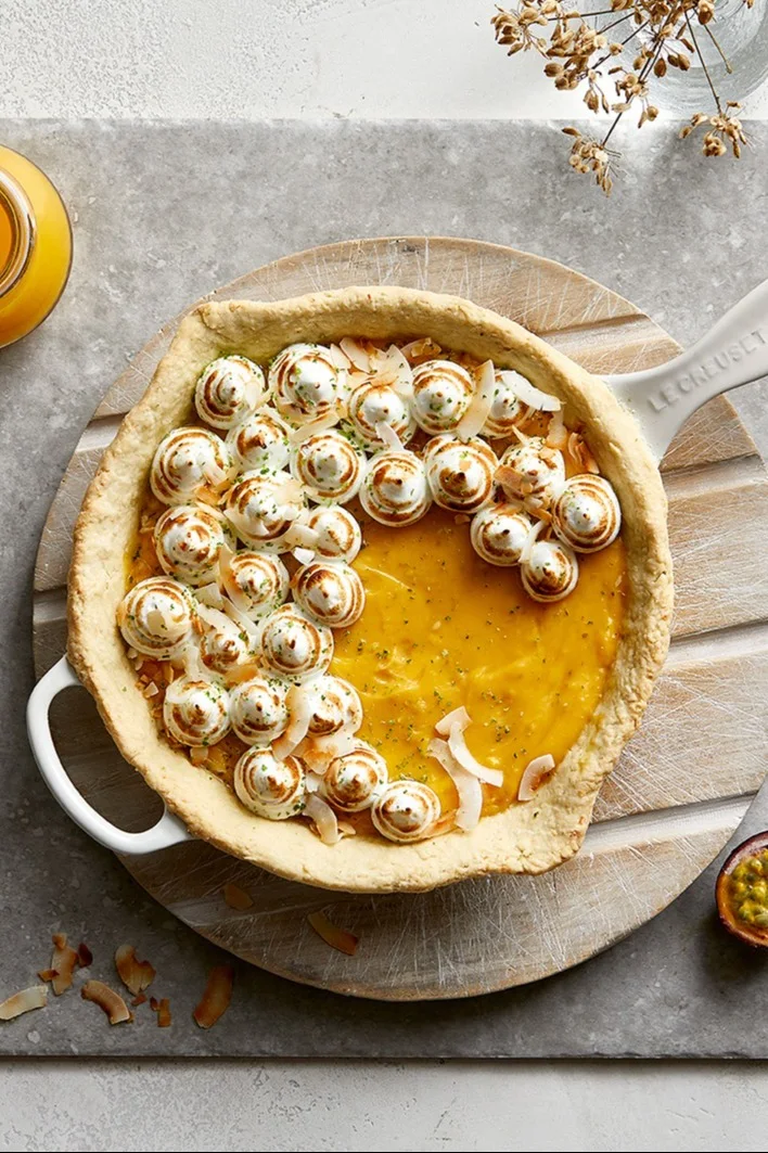 Une tarte à l'aspect attrayant a été préparée dans la poêle blanche en fonte de Le Creuset.