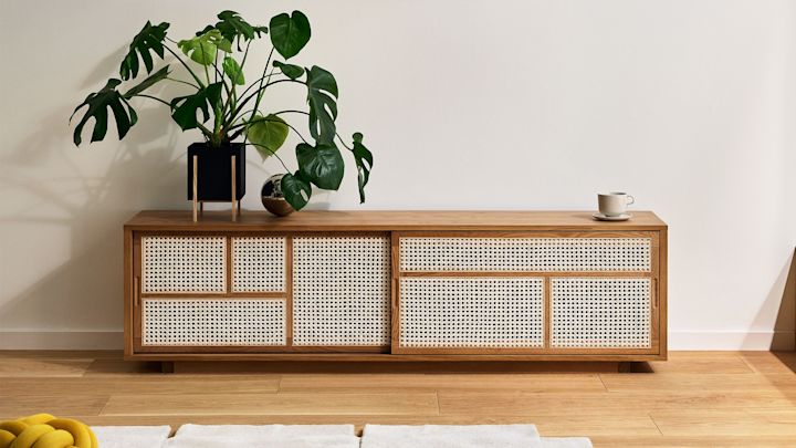 Les éléments en rotin du buffet Air de Design House Stockholm en font un élément de décoration bohème idéal. Ici, il a été agrémenté d'une grande plante.