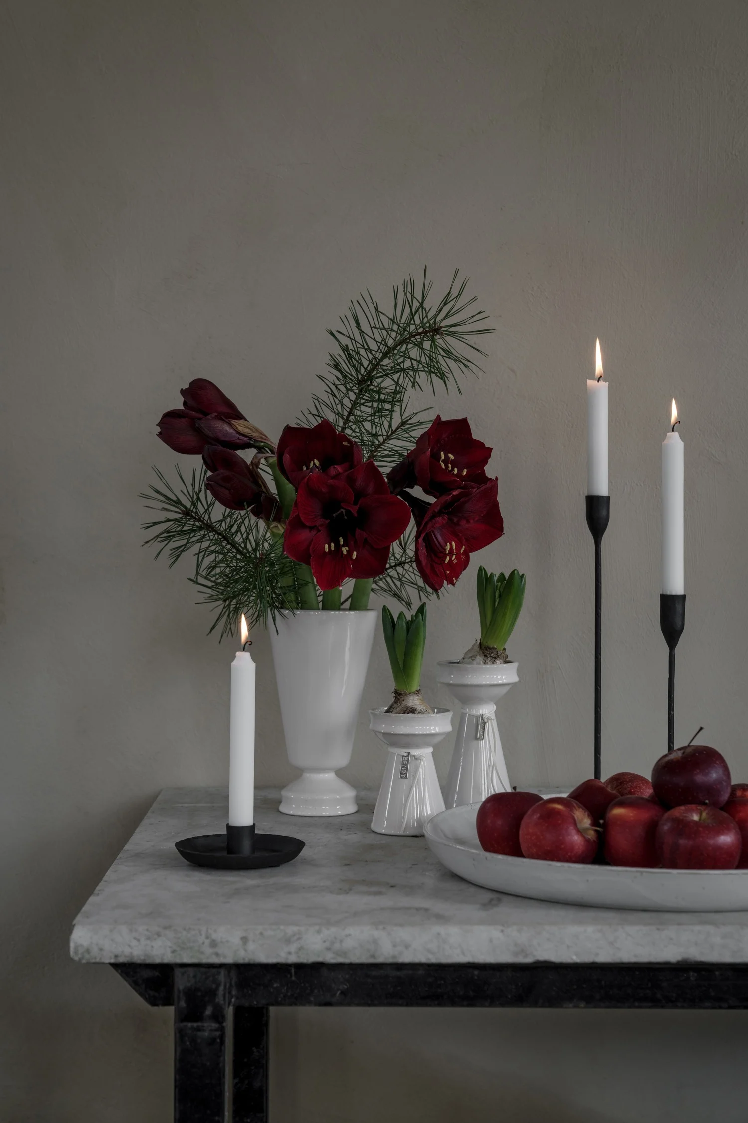Les jacinthes dans des vases appropriés, comme ceux-ci de Ernst posés sur une table, font partie des décorations de Noël typiquement scandinaves.
