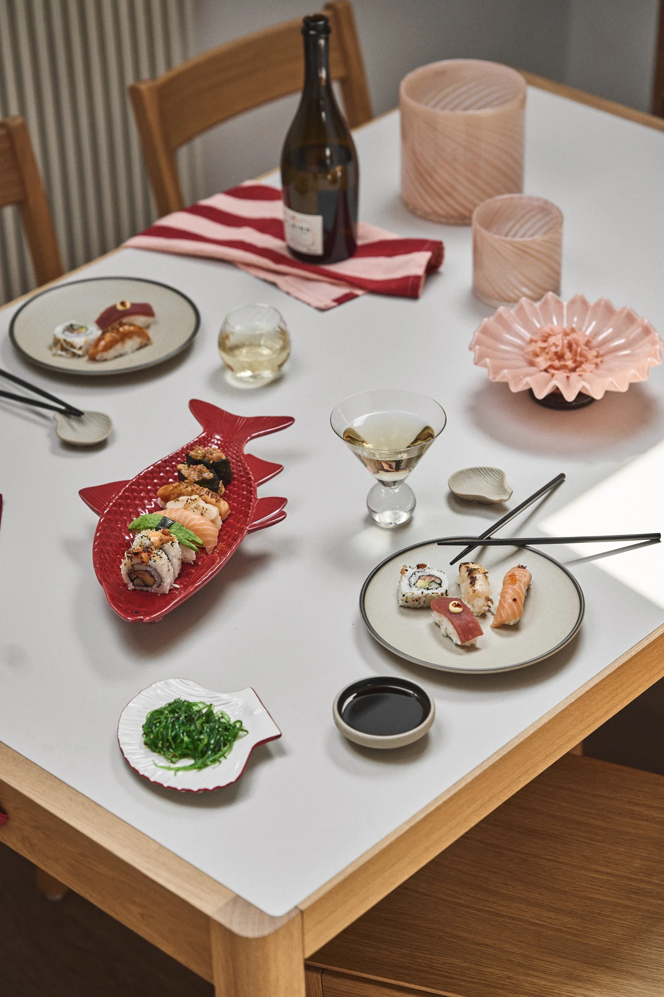 Cadeau pour la Saint-Valentin : organisez une soirée sushis et servez-les avec élégance dans la vaisselle Byon.