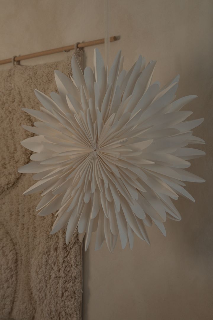 Étoile de l'Avent blanche en papier de Scandi Living. 