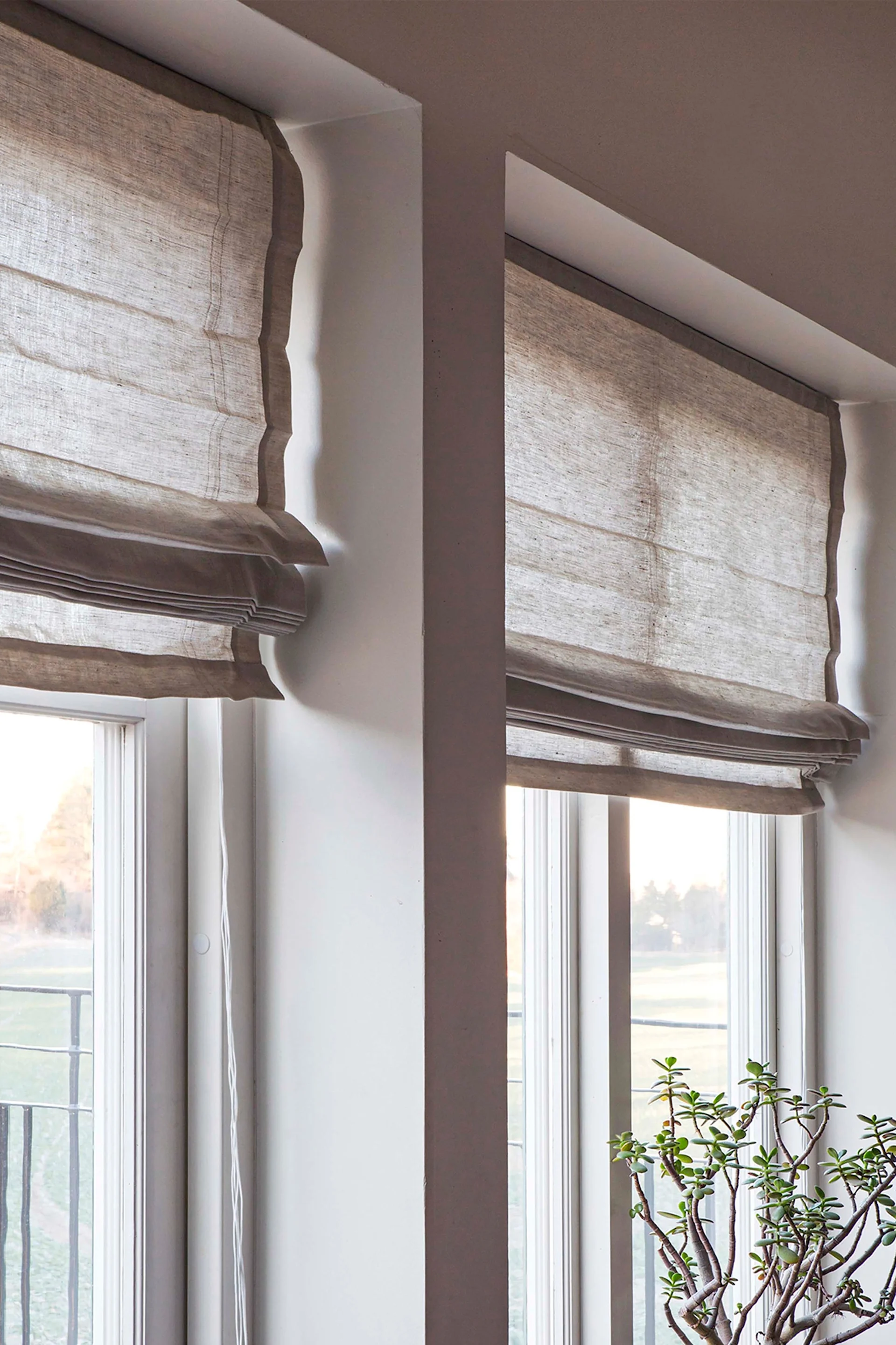 Le Feng Shui se caractérise également par des lignes textiles. Ici, vous pouvez voir les stores enrouleurs Ebba de Himla suspendus à deux fenêtres.