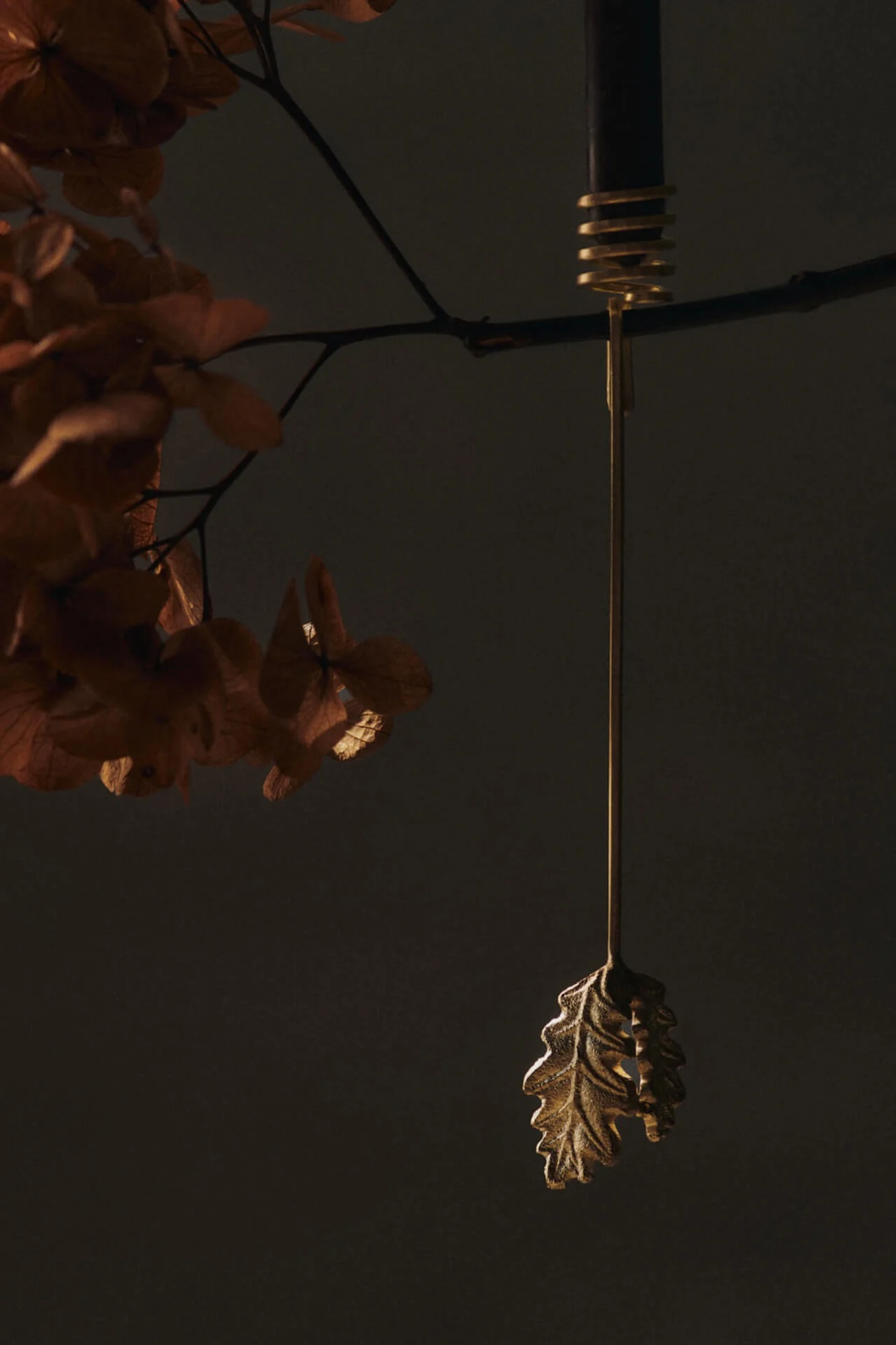 Les bougeoirs Oak Leaf de Ferm Living peuvent être suspendus au sapin de Noël, ce qui en fait la décoration de Noël idéale pour 2025.