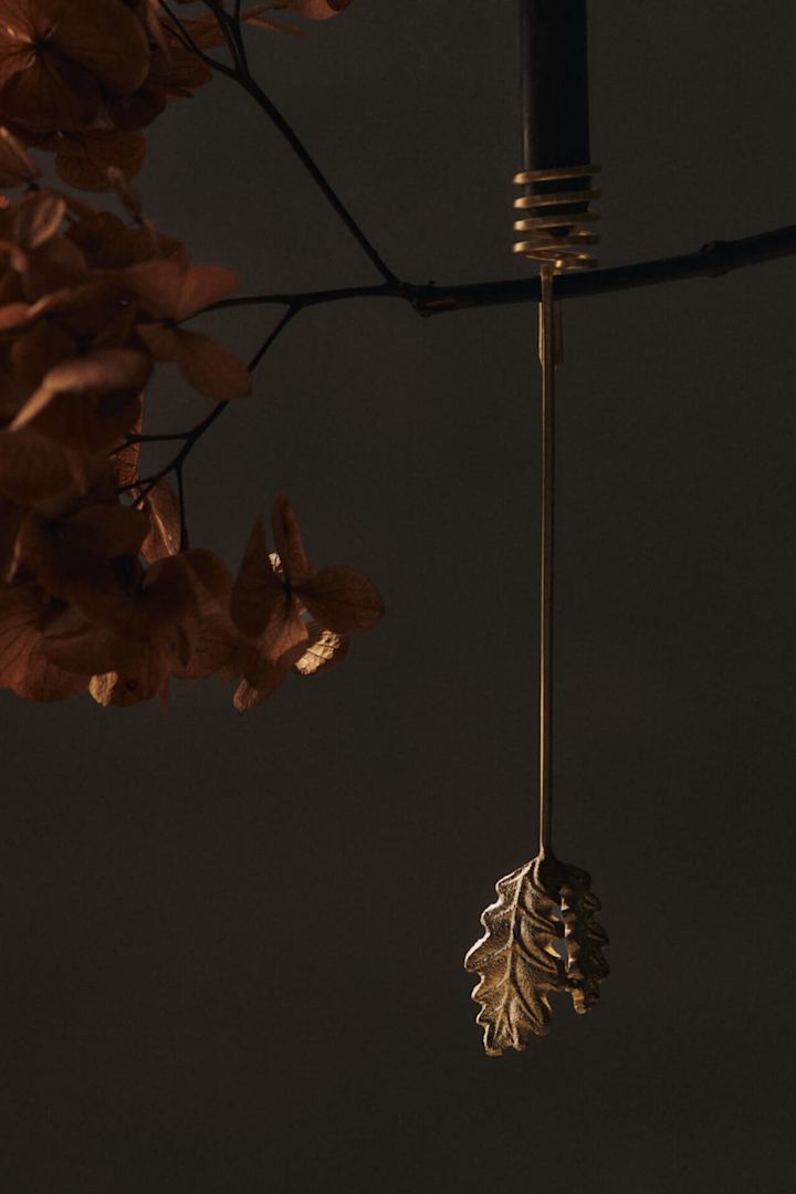 Les bougeoirs Oak Leaf de Ferm Living peuvent être suspendus au sapin de Noël, ce qui en fait la décoration de Noël idéale pour 2025.