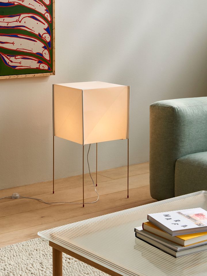 Les lampes avec abat-jour en papier sont très tendance à l'automne 2025. Ici, le lampadaire carré Paper Cube de Hay trône dans un salon.