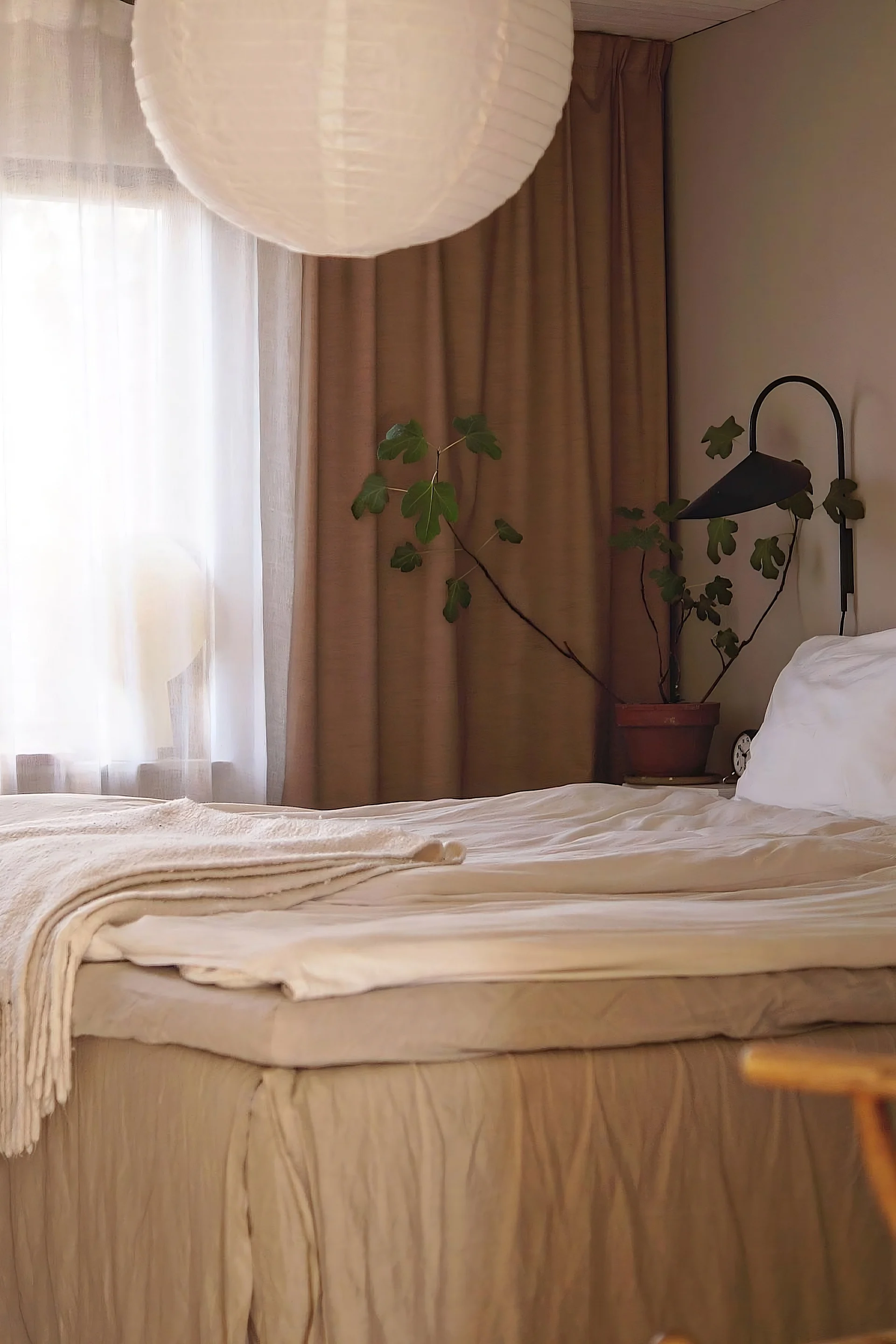 Lagom : la chambre à coucher minimaliste en beige de @camillasrum.