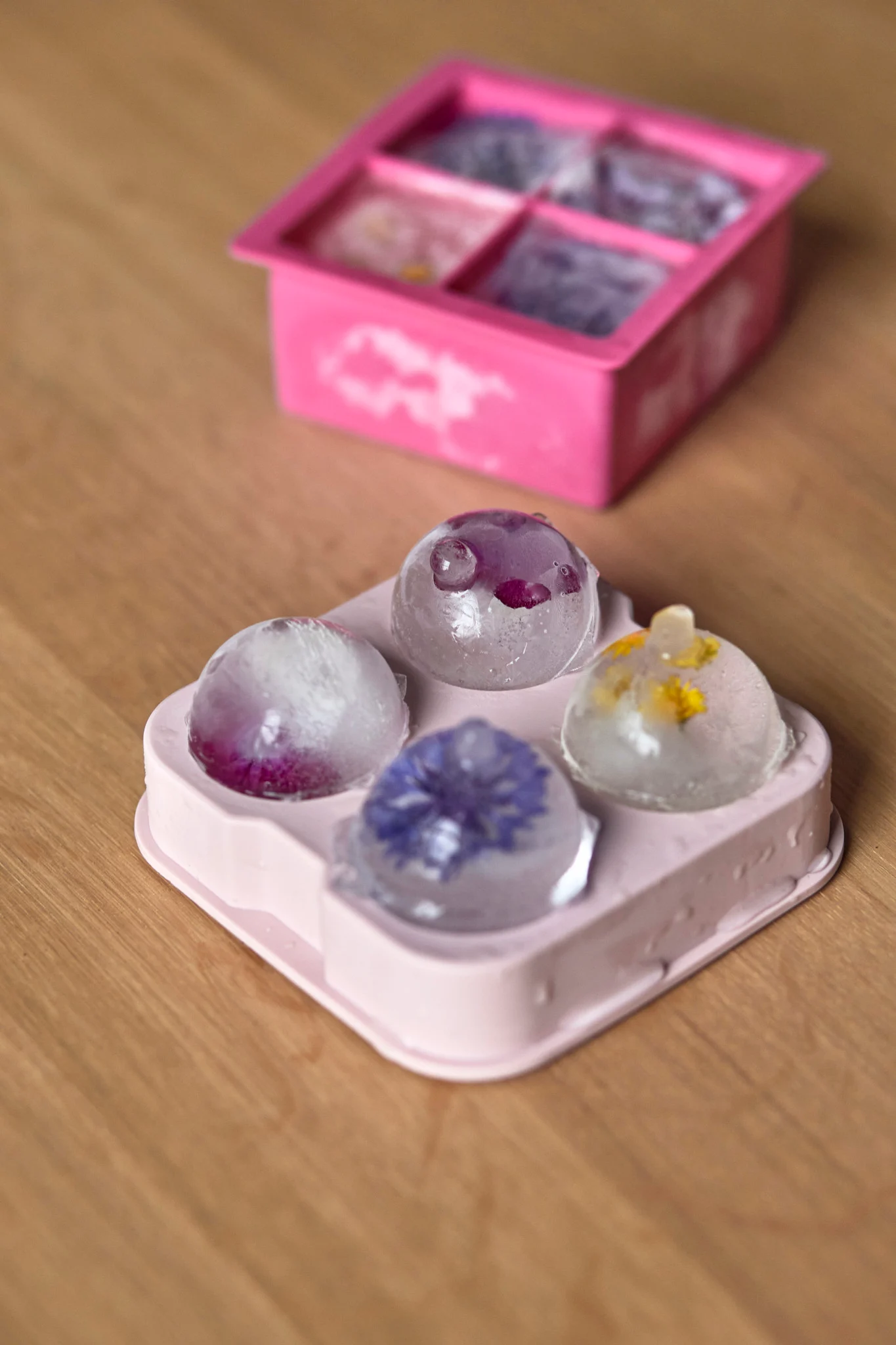 Congelez des fleurs ou des fruits dans des bacs à glaçons et utilisez-les pour décorer votre cocktail sans alcool.