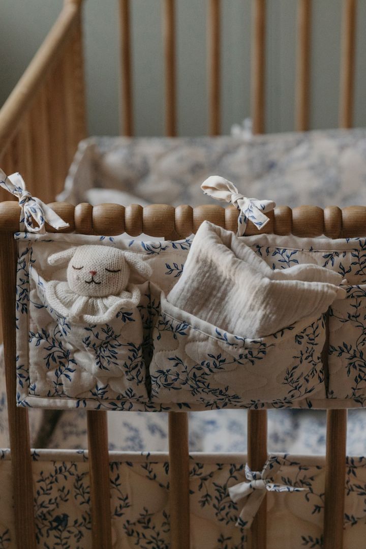 La poche de lit Fauna Forest de Garbo&Friends se fixe au berceau de bébé et garde avec style tout ce dont les parents ont besoin à portée de main, ce qui en fait un excellent cadeau pour la baby shower.