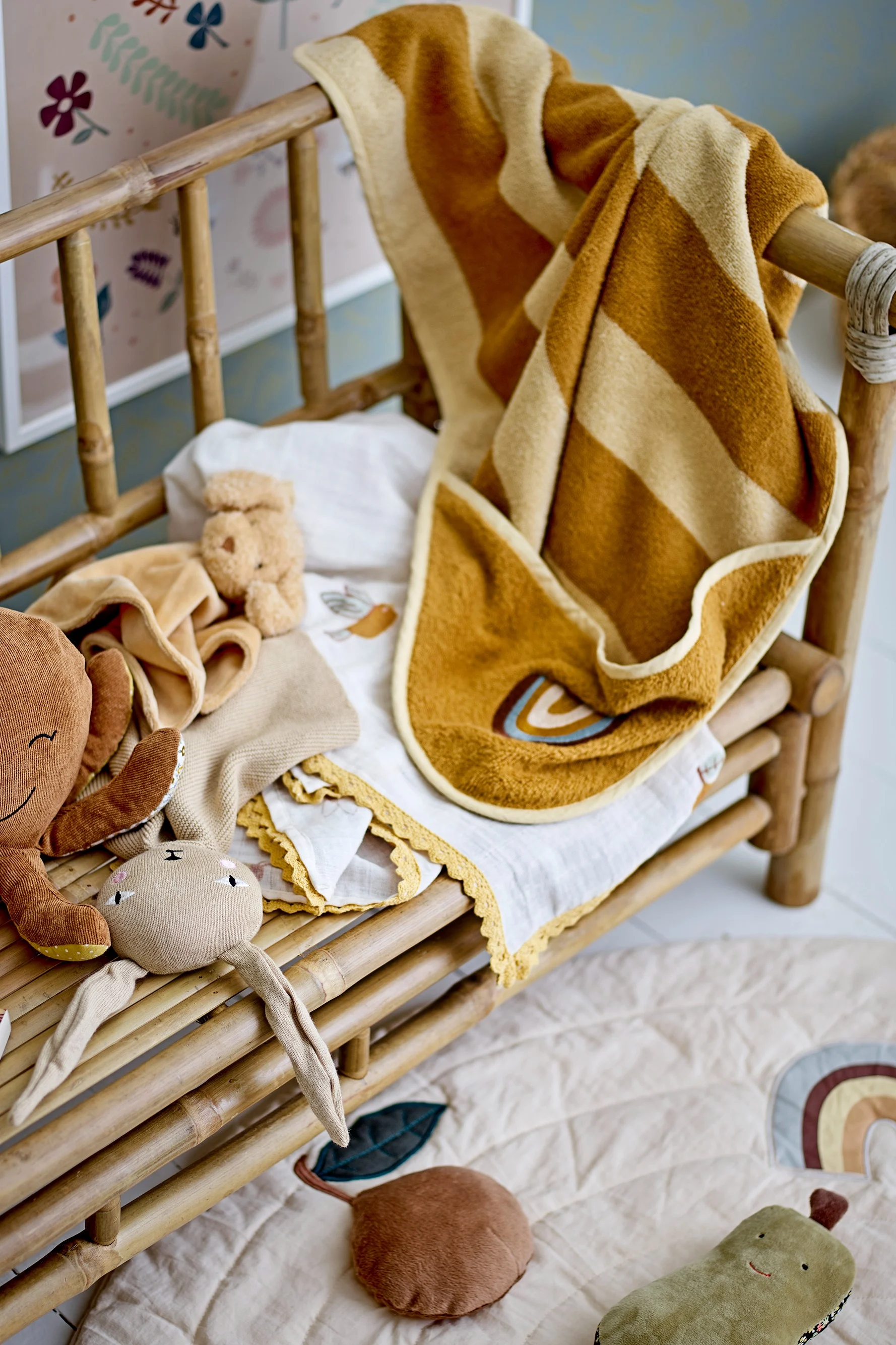 Une serviette de bain avec capuche protège non seulement le corps, mais aussi la tête du bébé à la sortie du bain. Cela fait de la serviette de bain Agnes avec capuche de Bloomingville un cadeau attentionné pour la baby shower.