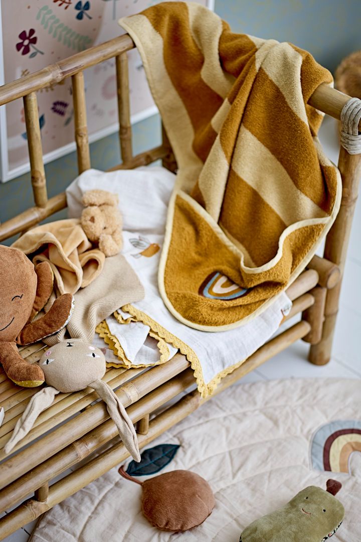 Une serviette de bain avec capuche protège non seulement le corps, mais aussi la tête du bébé à la sortie du bain. Cela fait de la serviette de bain Agnes avec capuche de Bloomingville un cadeau attentionné pour la baby shower.