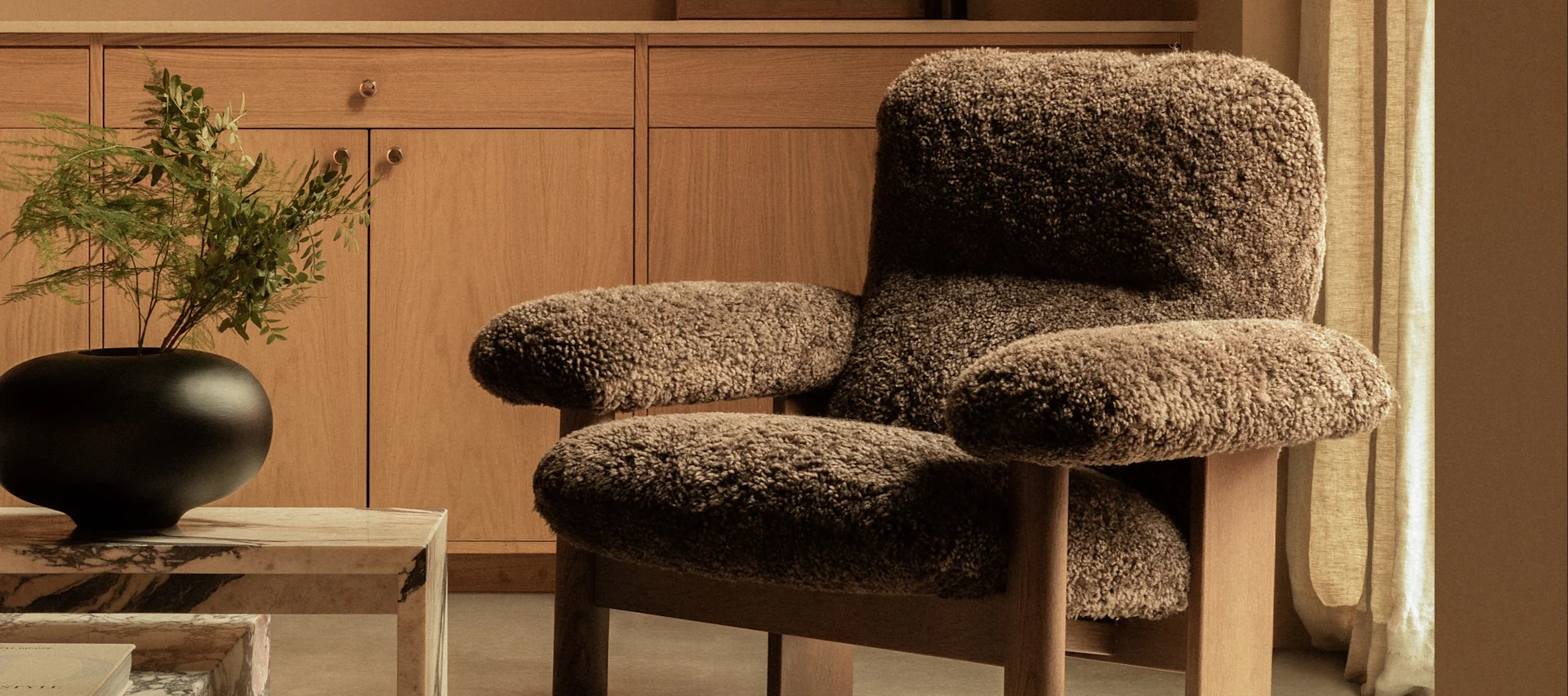 Tendances du design d'intérieur scandinave 2025 – formes volumineuses et tactile
Découvrez des formes audacieuses et une expérience sensorielle au cœur des tendances 2025. Ici, le fauteuil Brasilia de Audo Copenhagen.