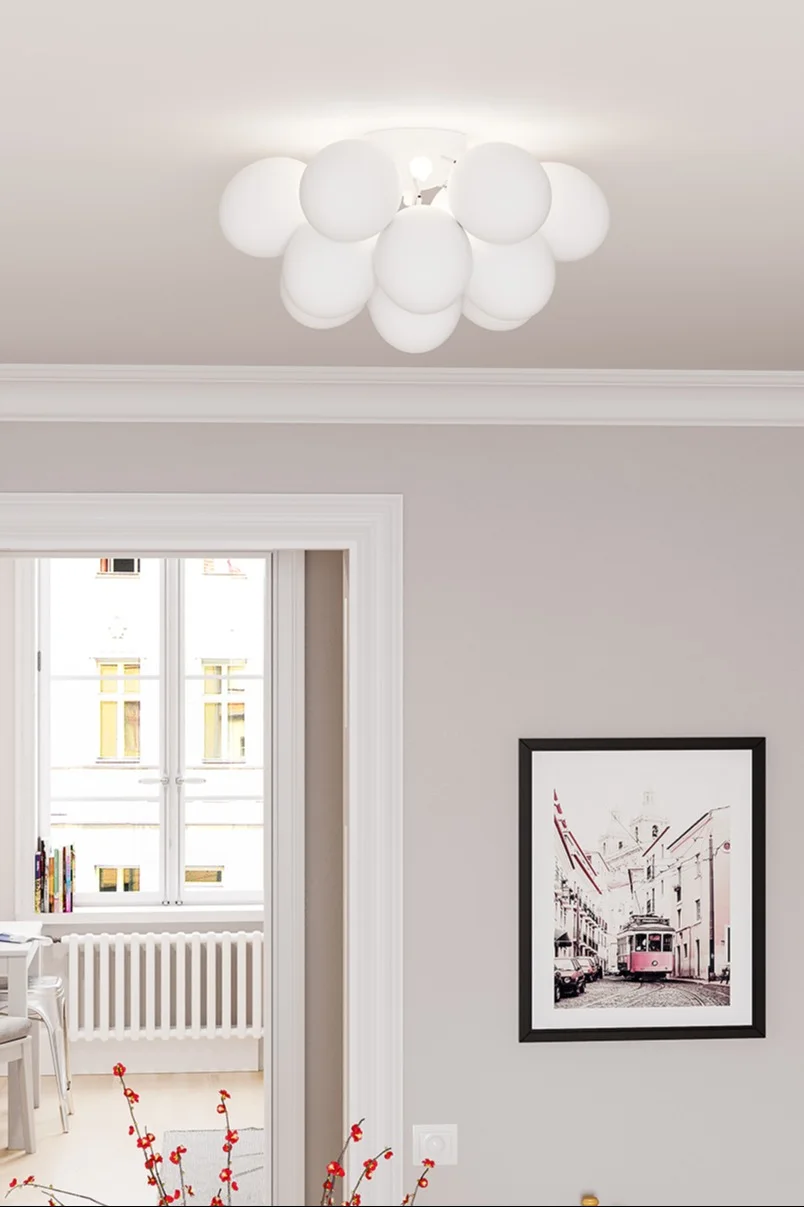 Le grand plafonnier de By Rydens est suspendu dans un salon lumineux.