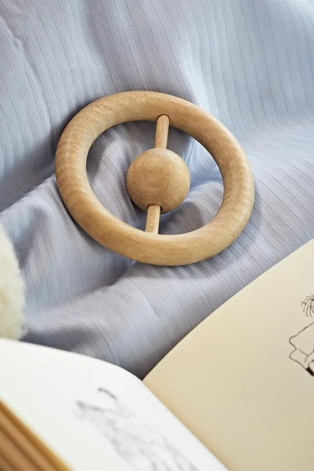 Les hochets stimulent les sens des bébés de différentes manières. Le hochet de Kay Bojesen est en forme d'anneau et fabriqué en bois, ce qui en fait un excellent cadeau pour la baby shower.