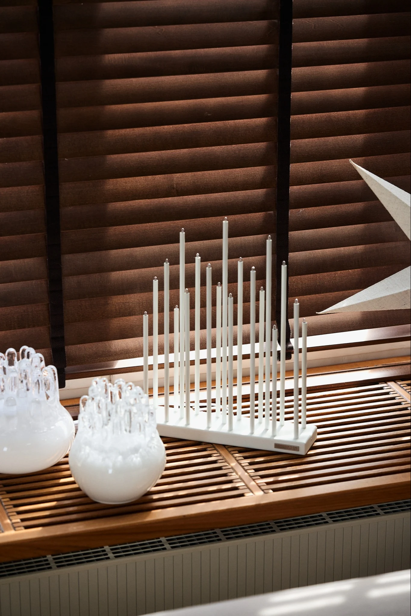 Décorer avec une décoration de Noël scandinave traditionnelle – La lampe de l’Avent Buzz de Star Trading est une lumière très populaire sur le rebord de la fenêtre pendant l’hiver scandinave.