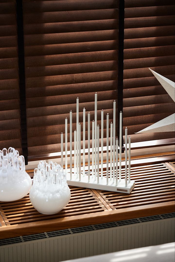 Comment décorer avec des décorations de Noël scandinaves traditionnelles - La lumière de l'Avent originale d'Elflugan est une lumière très populaire à placer dans la fenêtre pendant l'hiver scandinave.