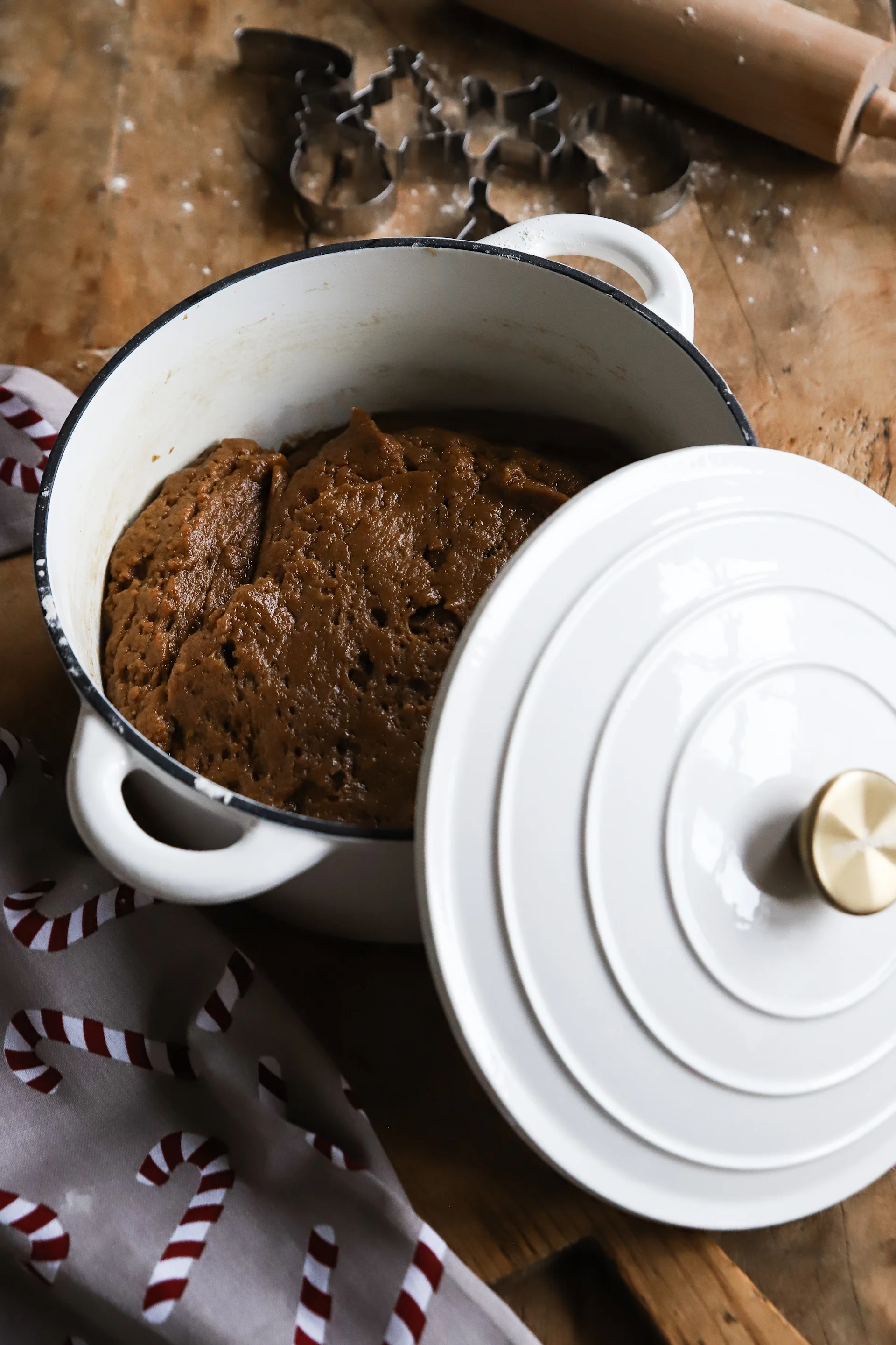 Biscuits de Noël : une pâte à pain d'épices reposant dans une casserole en fonte.