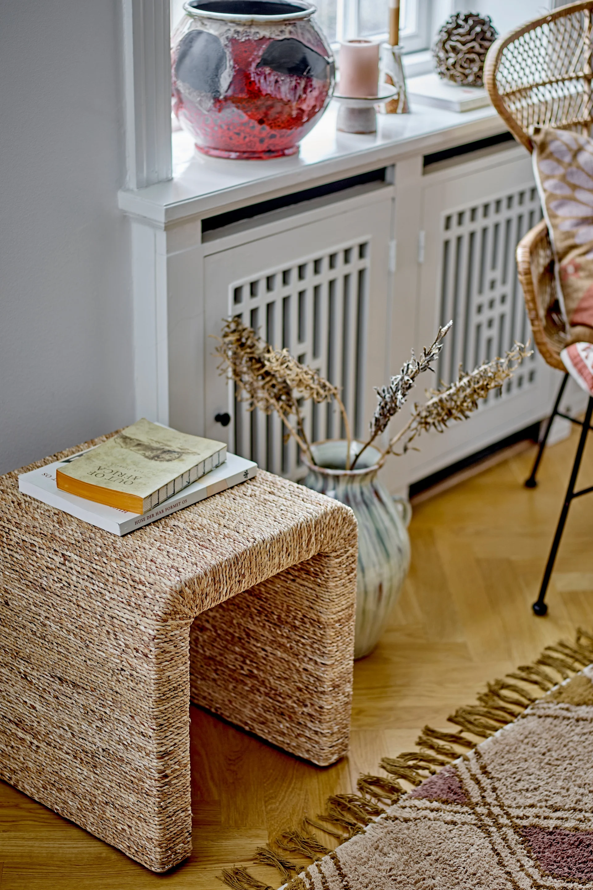 Décoration bohème : le tabouret Kien de Bloomingville trône dans une pièce décorée dans un style bohème.