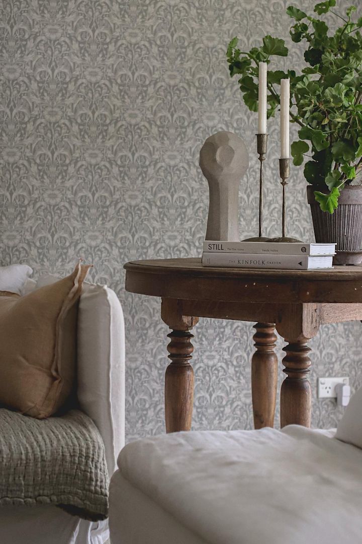 Boho et autres styles d'aménagement : ici, vous voyez la table d'appoint romantique et rustique de l'utilisatrice d'Instagram @bellalulu.interiors.