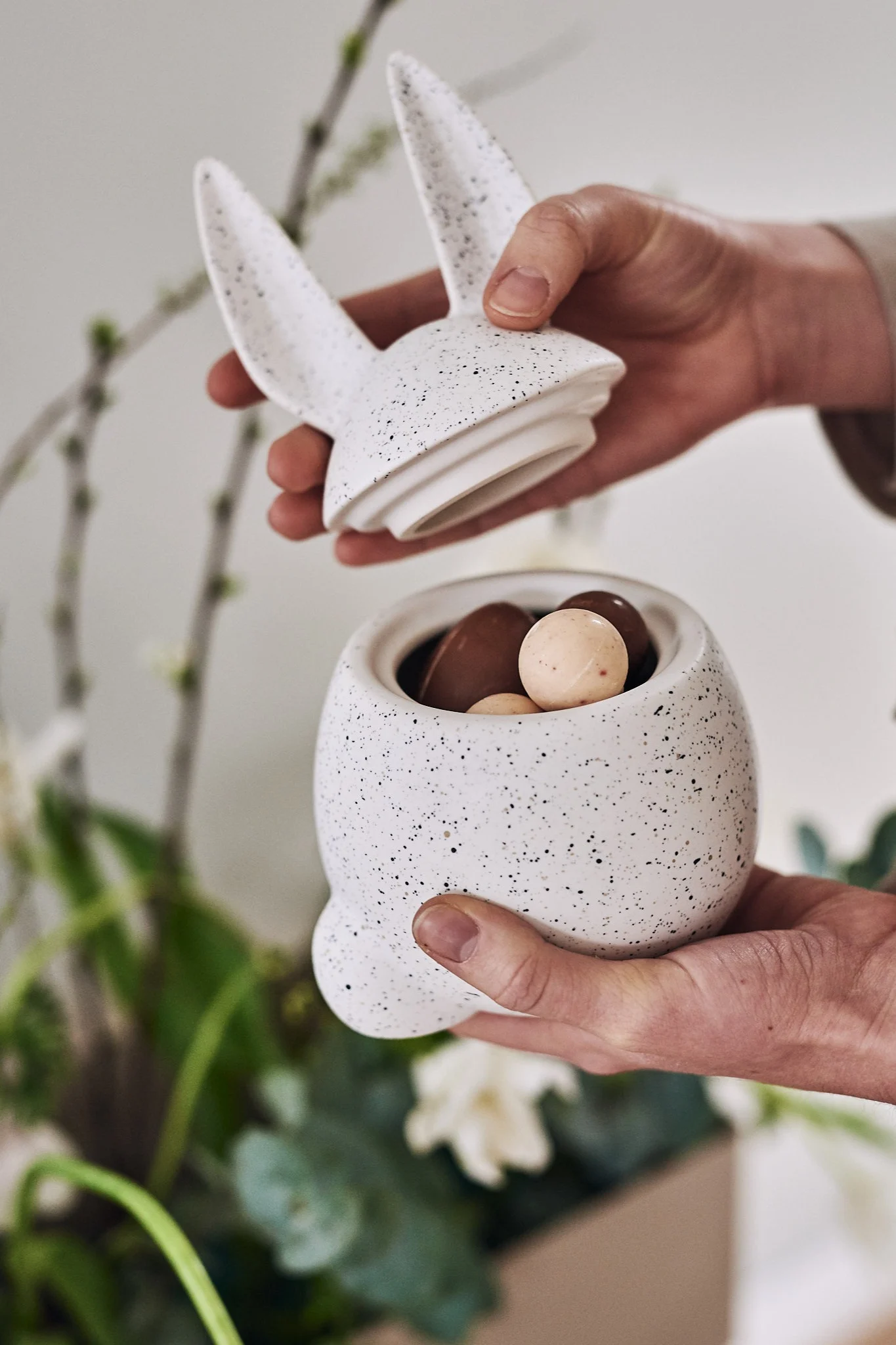 Décorations de Pâques élégantes de DBKD sous la forme d'un bol en forme de lapin mangeur rempli d'œufs de Pâques en chocolat. 
