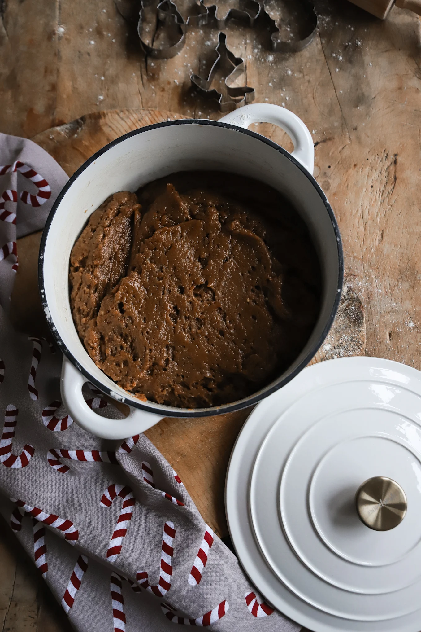 Pâte à pain d'épices dans une casserole en fonte de Nordvik.