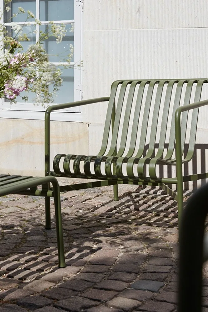 Le fauteuil lounge couleur sauge de HAY n'est pas seulement confortable, il est aussi robuste et sa couleur verte s'inscrit clairement dans les tendances des meubles de jardin de 2025.