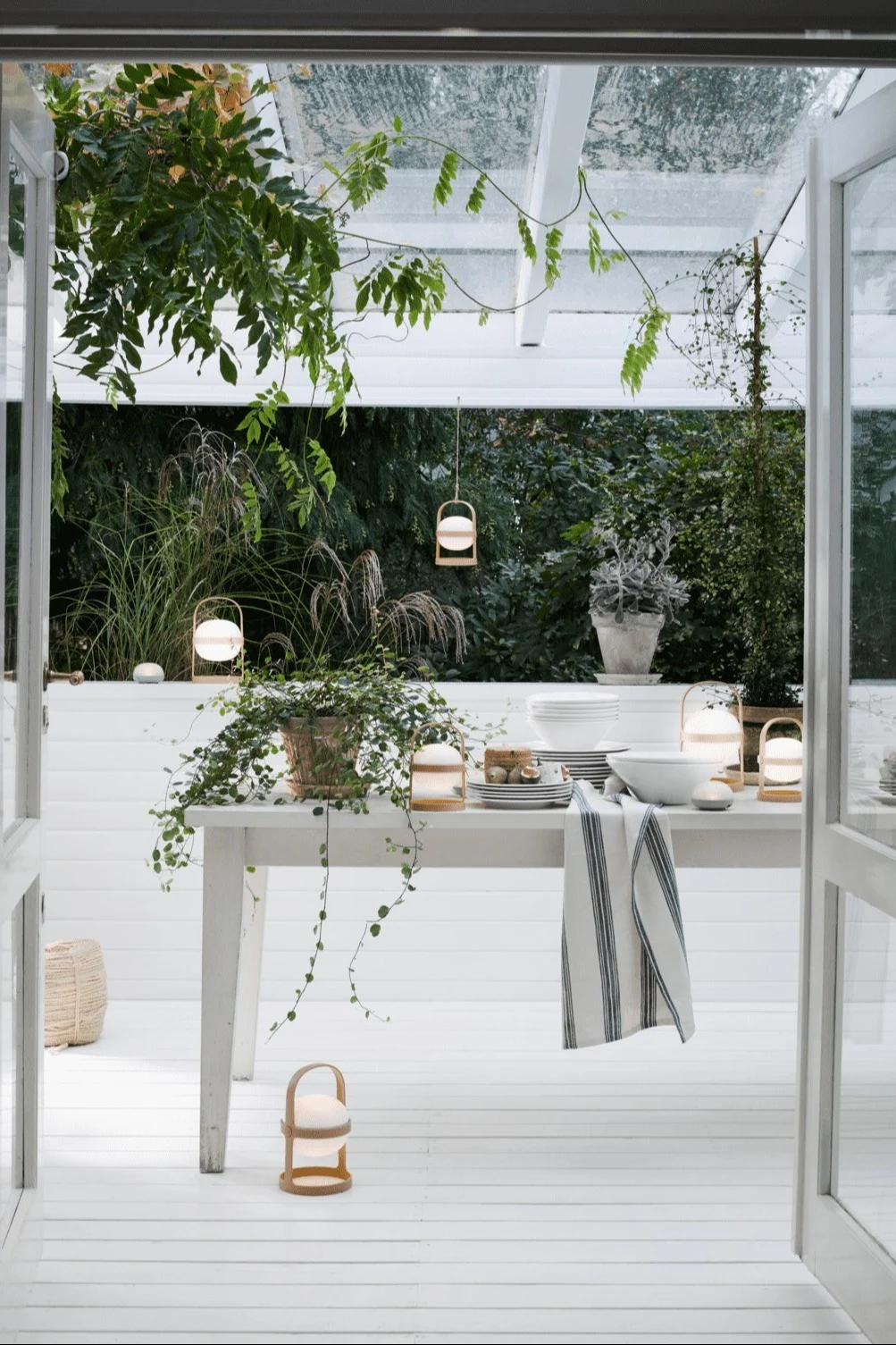 Utilisez la lampe solaire Soft Spot de Rosendahl, qui est disponible en différentes tailles et couleurs, pour éclairer votre terrasse en plaçant les lampes sur le sol ou en les suspendant au plafond.