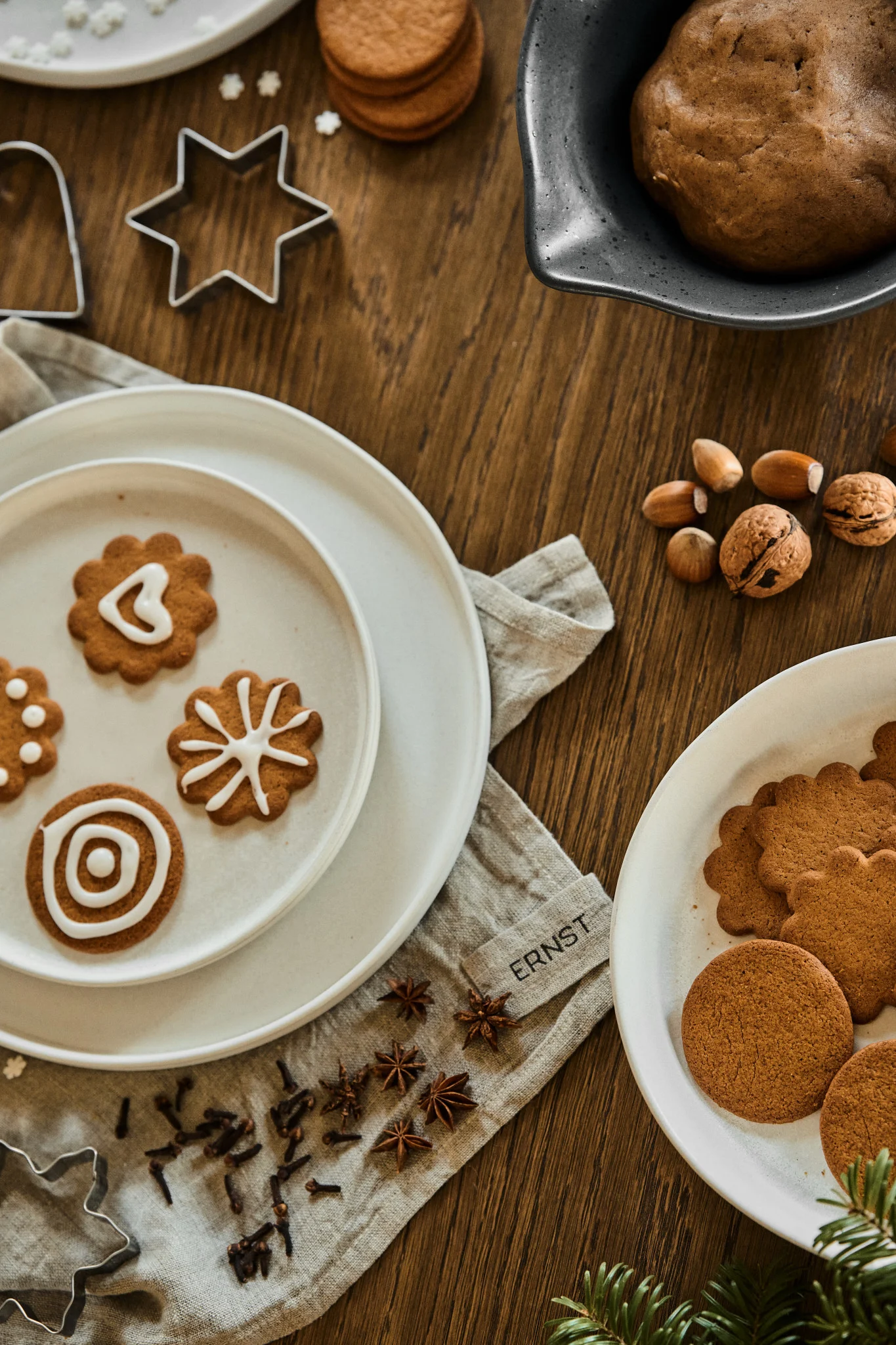 Les pepparkakor font tout simplement partie intégrante de Noël en Suède. Ici, ils sont joliment disposés sur des assiettes de la collection Sandsbro de Scandi Living.