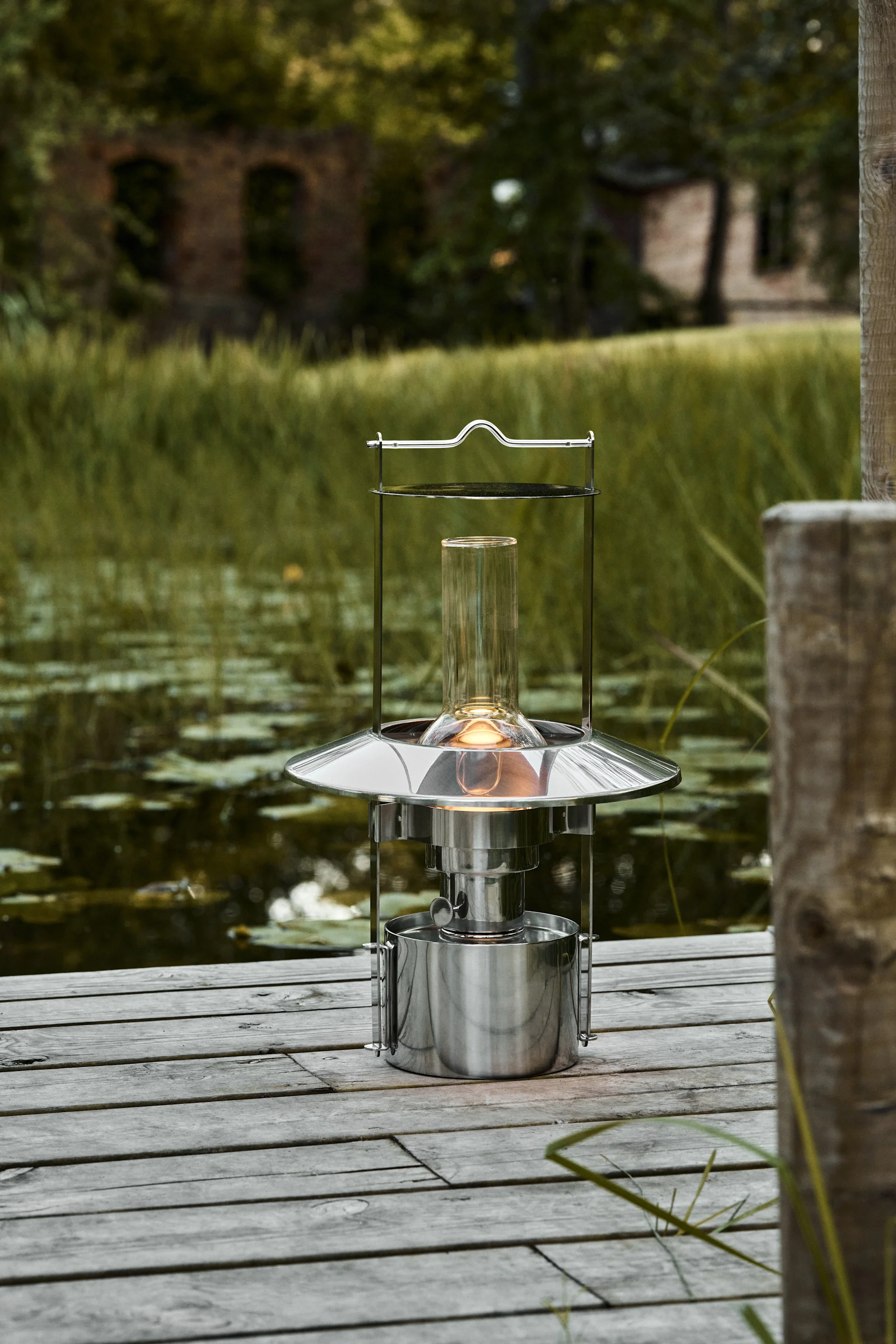 Lanternes et photophores pour l'extérieur - vous voyez ici la lampe bateau de Stelton en taille 43 cm, qui est en acier inoxydable et fonctionne à l'huile de lampe.