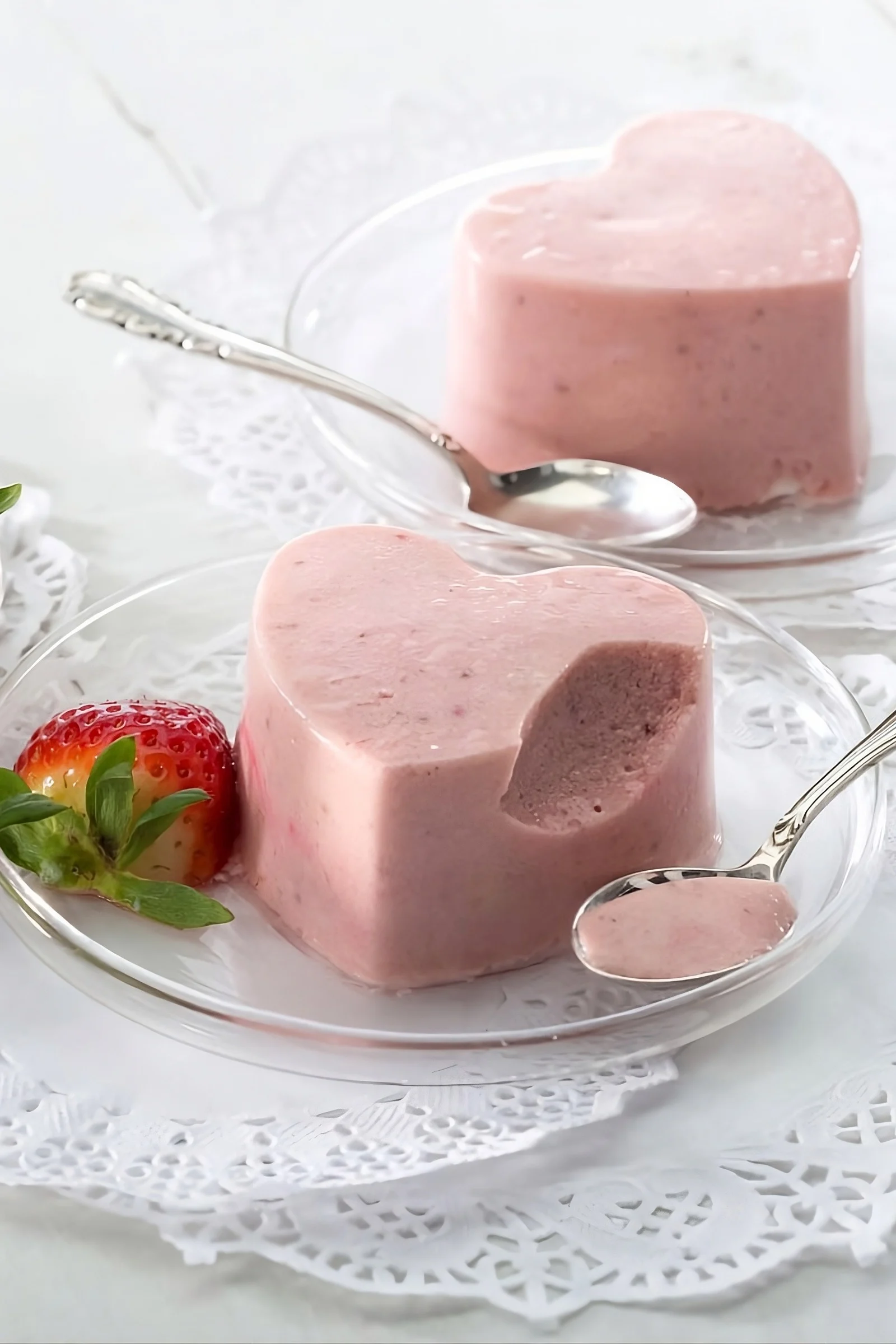 Offrez un moule à gâteau en forme de cœur pour la Saint-Valentin, qui peut également être utilisé pour préparer une mousse à la fraise.