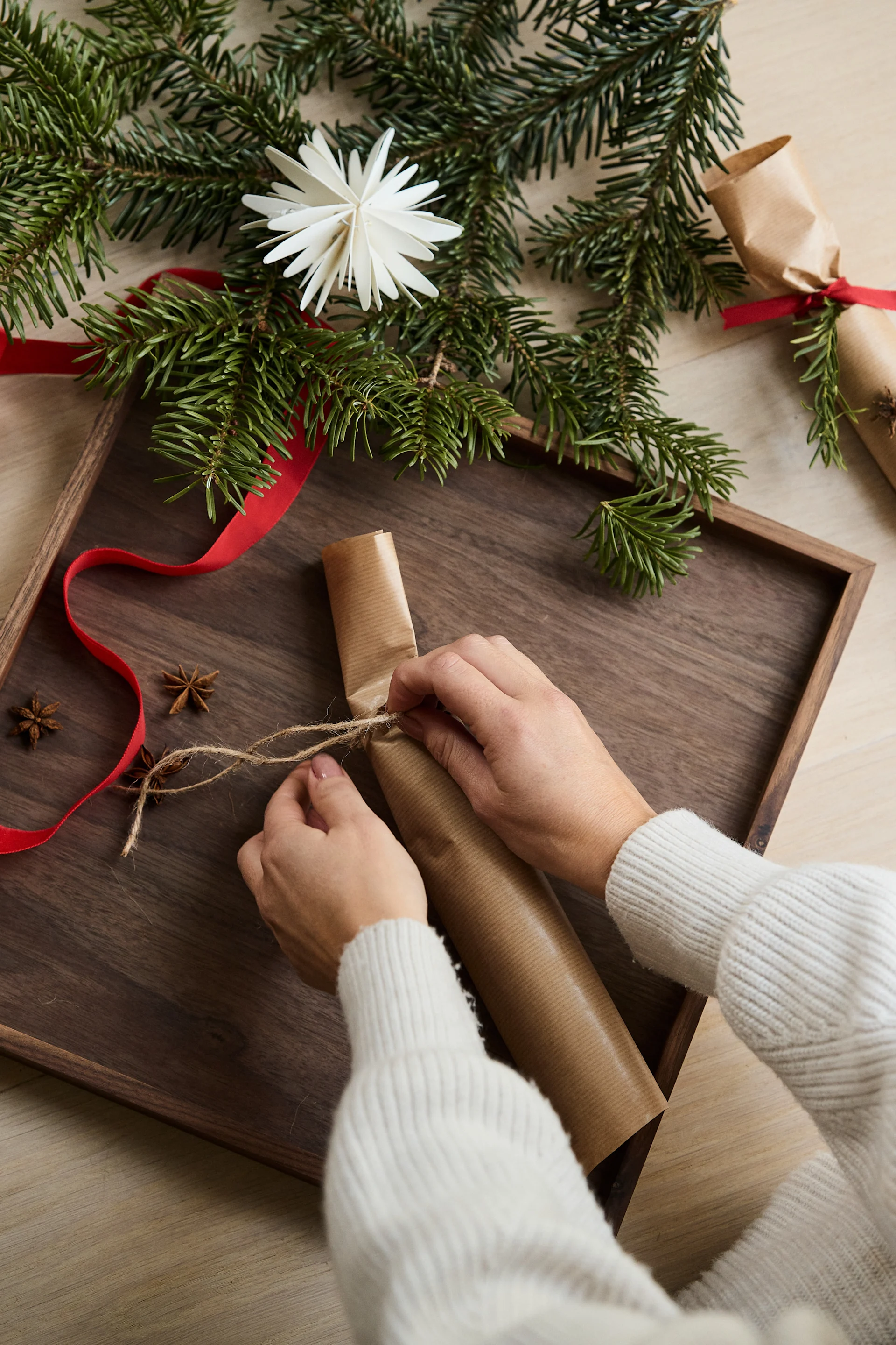 Étape 3 de la fabrication de vos propres biscuits de Noël Attachez une extrémité du biscuit.