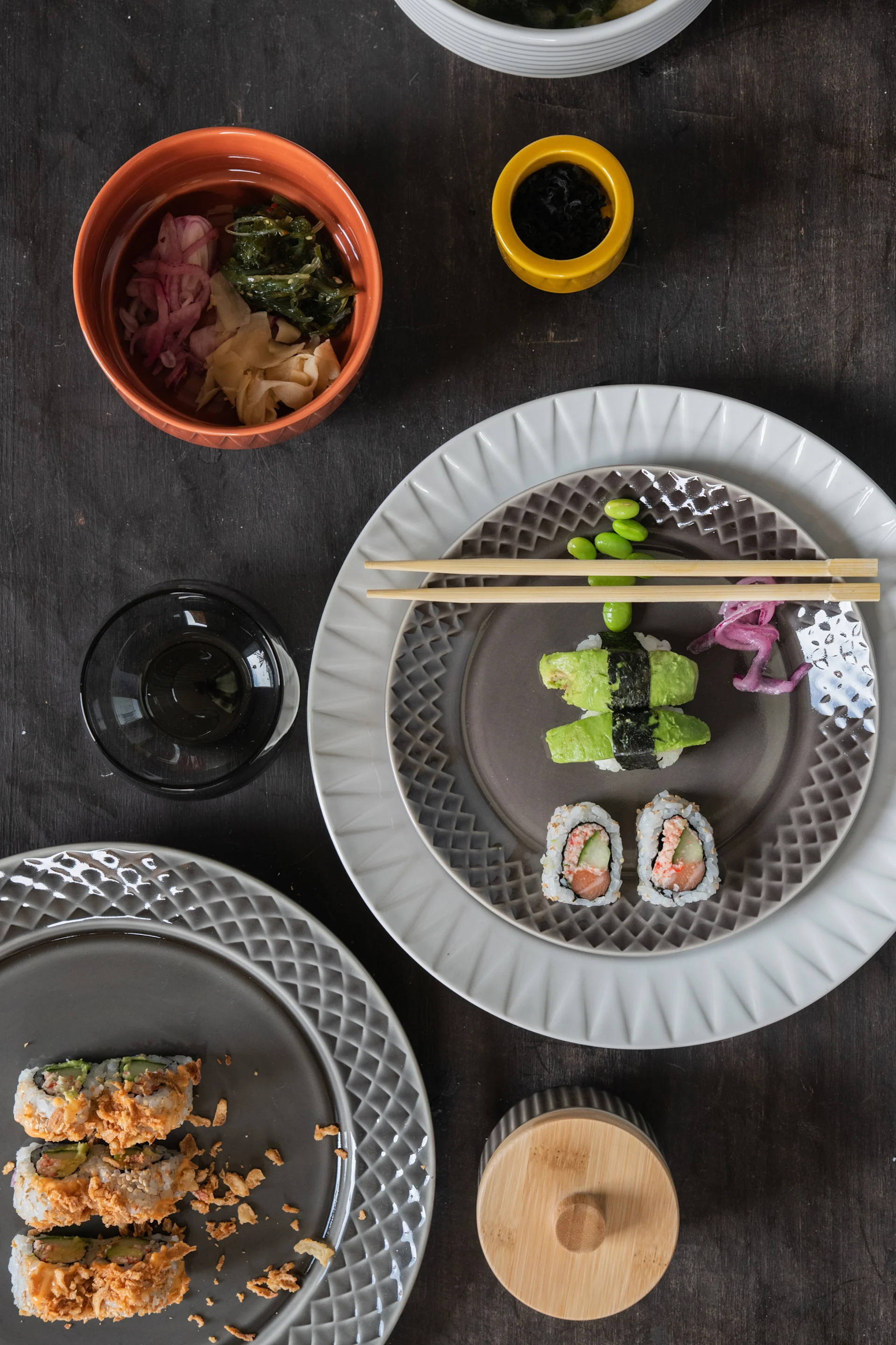 Organisez une soirée sushis pour la Saint-Valentin et offrez les accessoires nécessaires : voici différents plats de la collection Coffee & More de Sagaform avec des sushis sur une table.