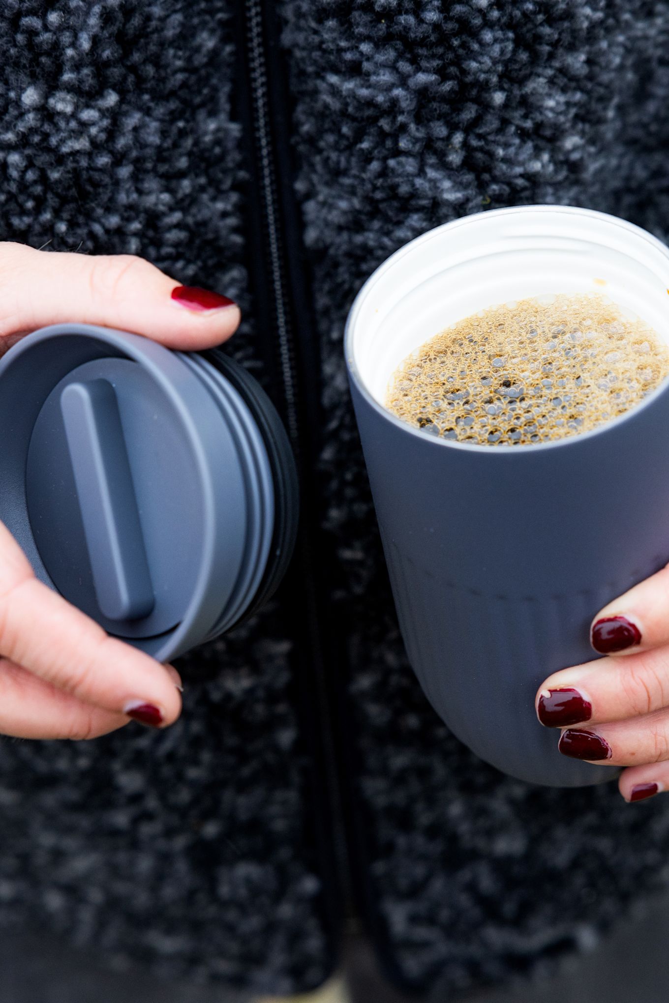 Les cadeaux de fête des mères n'ont pas besoin d'être sophistiqués. Votre mère aime boire un café sur le pouce ? Offrez-lui un mug thermo de la collection Tova de Sagaform, ici en bleu.