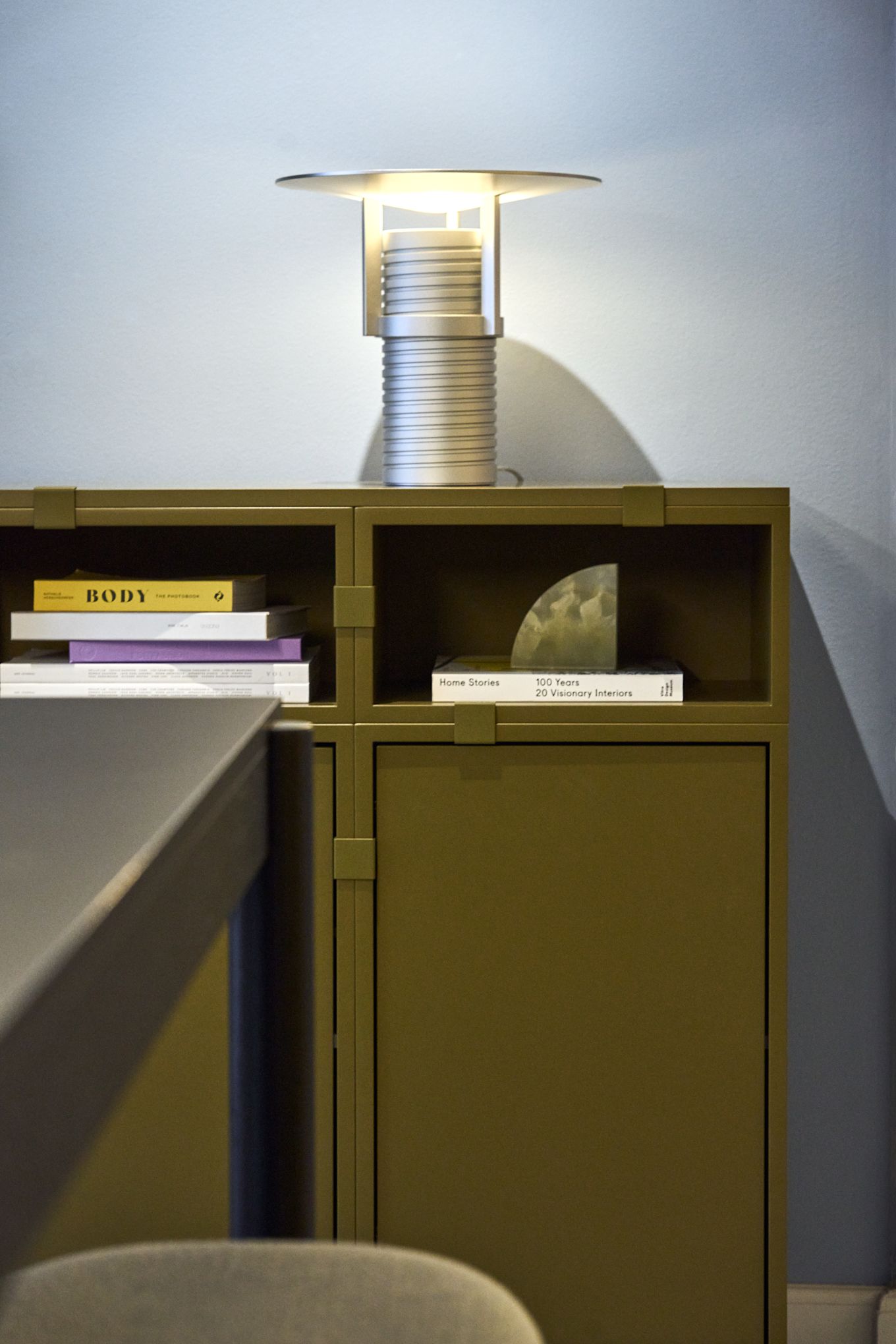 Le vert olive est l'une des tendances de couleur pour nos intérieurs en 2025. Ici, vous voyez l'étagère empilée de Muuto en vert olive. 