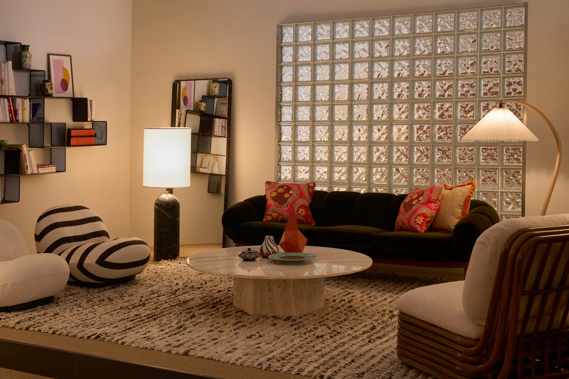 Un salon rétro élégant avec canapé en velours, table basse en marbre, tapis shaggy, chaises uniques, lampes et mur en pavés de verre.