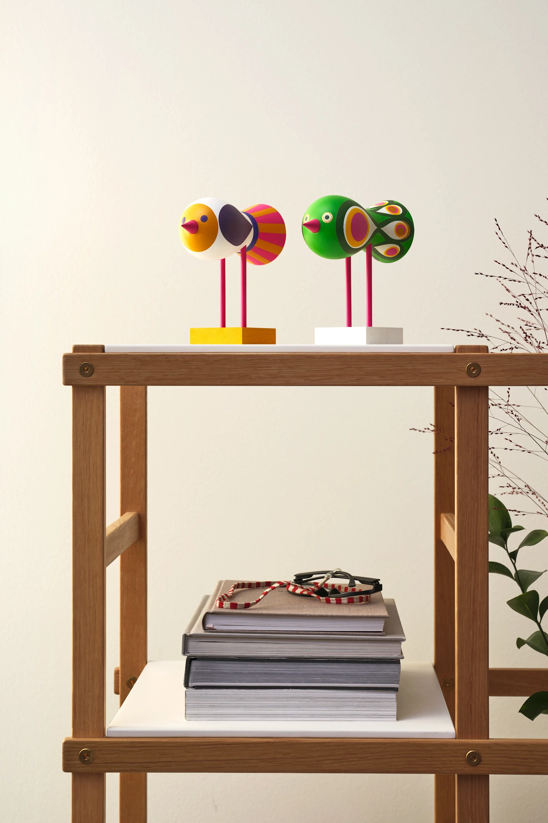 Deux oiseaux de la collection Birds de Design House Stockholm sont posés sur une étagère.